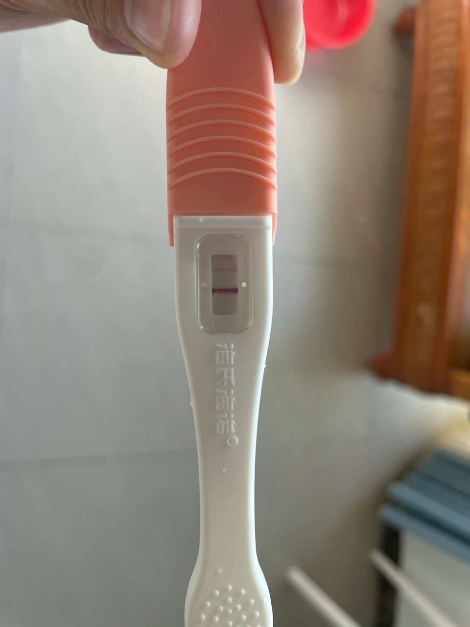 28,到10.28还没见月经来就用试纸测了一下,发现有一条很淡的红色杠杠.
