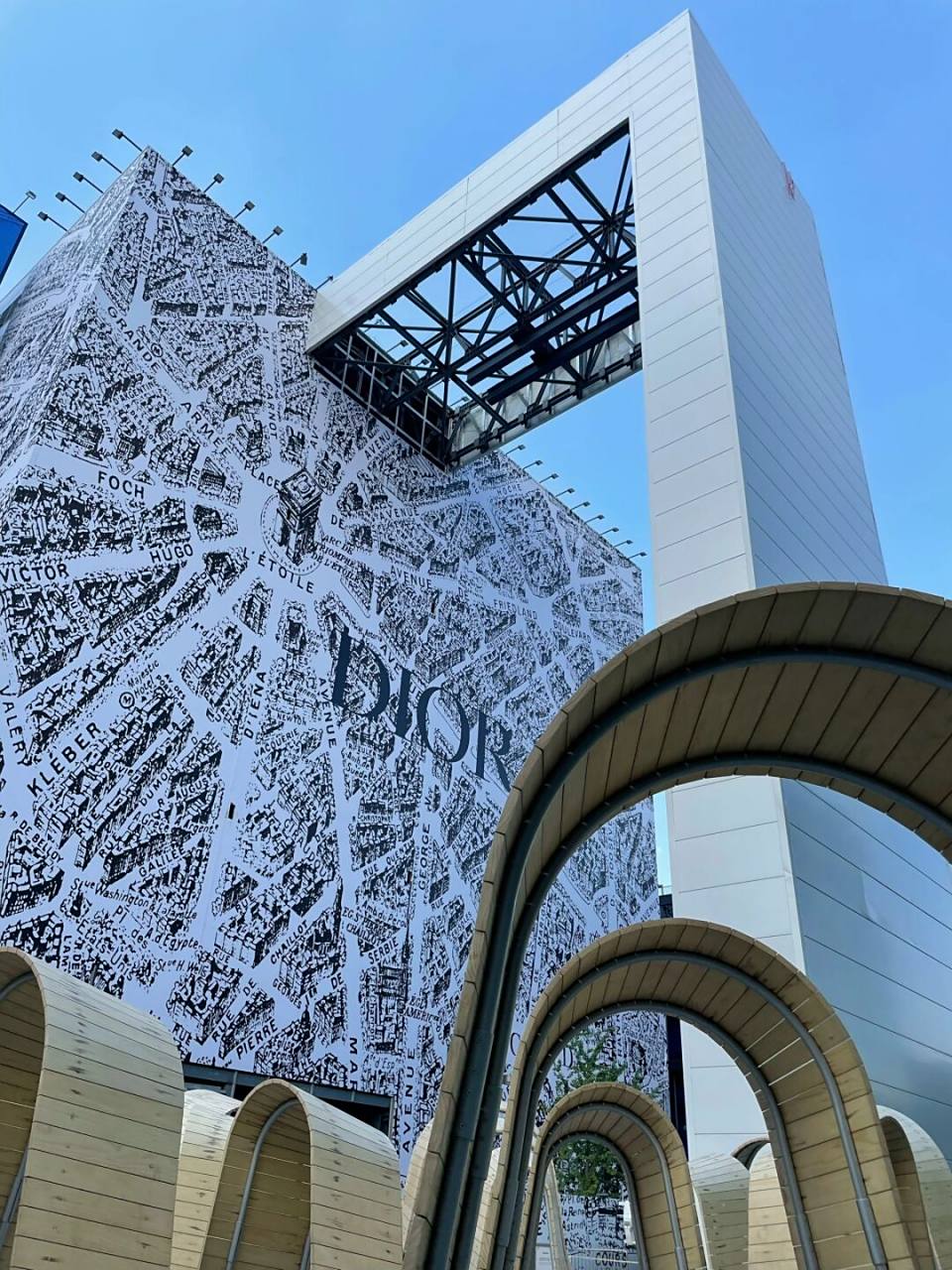 三里屯北区…有点儿好拍 一段时间没来不知道什么时候多的这个装置