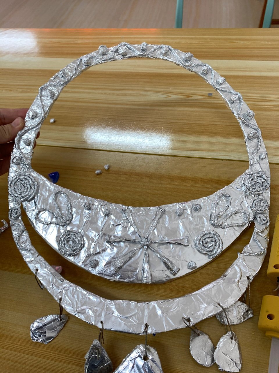 幼儿园手工环创手工银饰 制作是用锡箔纸,做的效果很好看