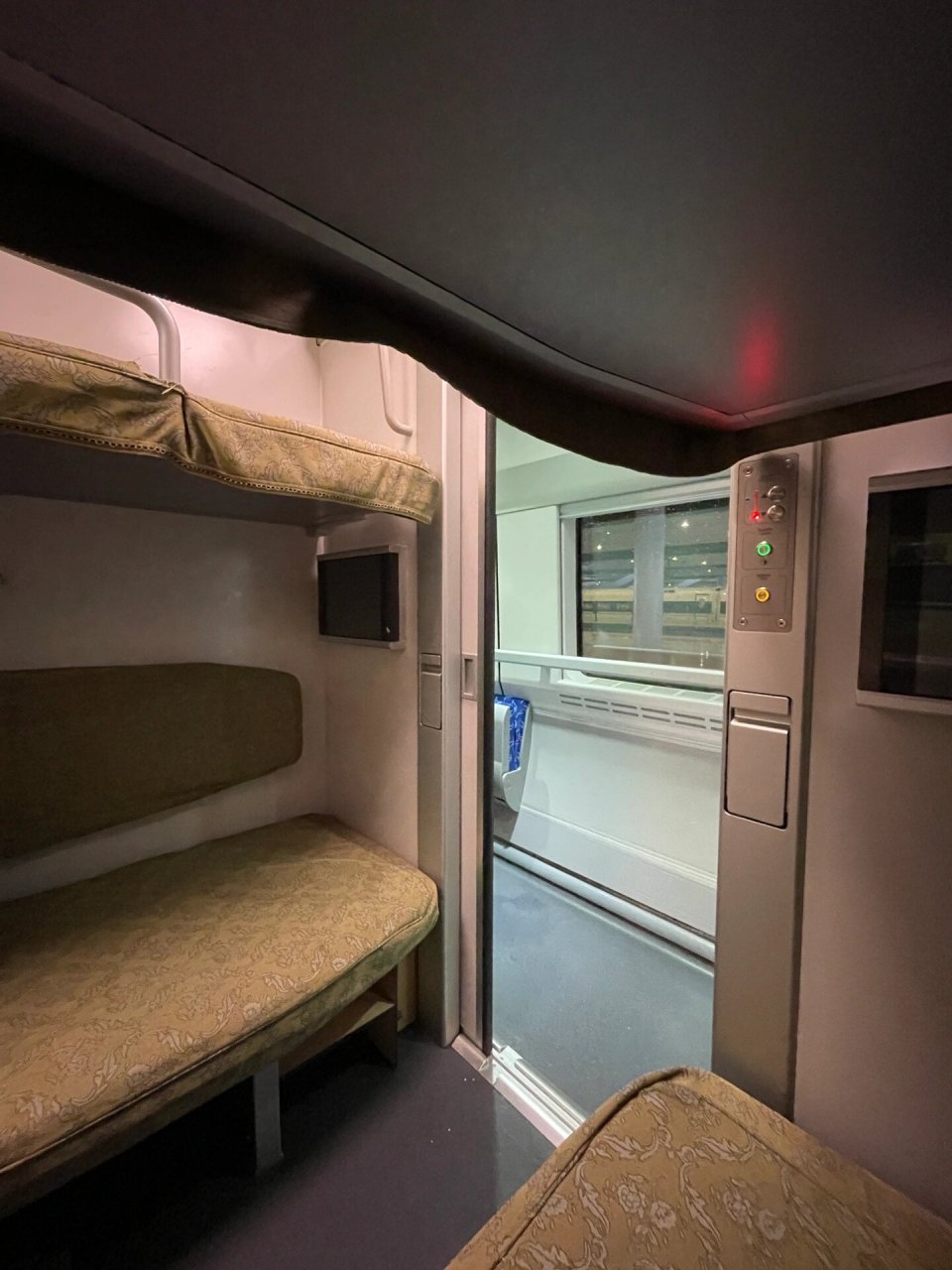 卧代二等座到底是个什么东西 还真的是卧铺,只是被大家坐成了沙发罢了