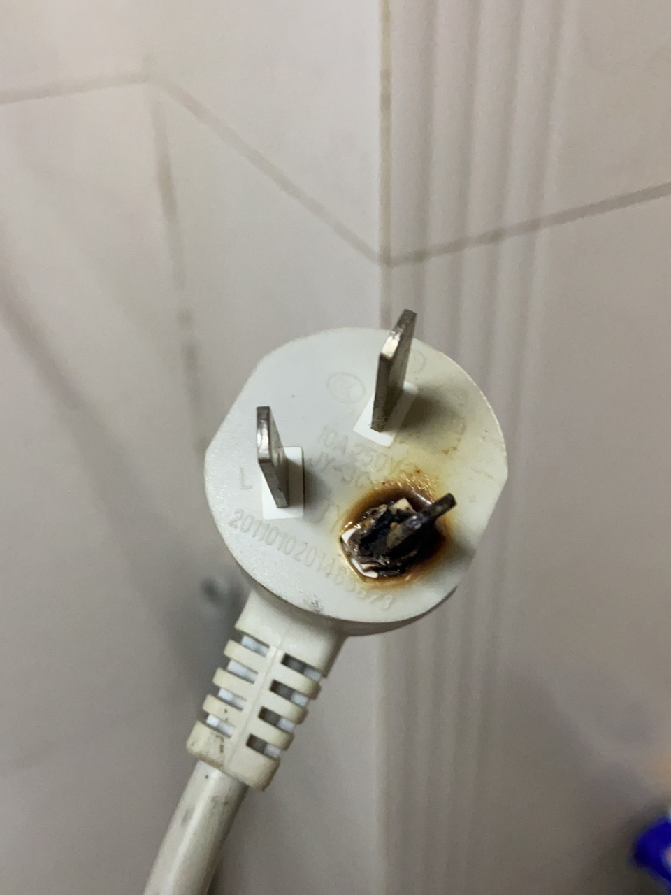 热水器插头烧了 新买的热水器也就一年多吧.