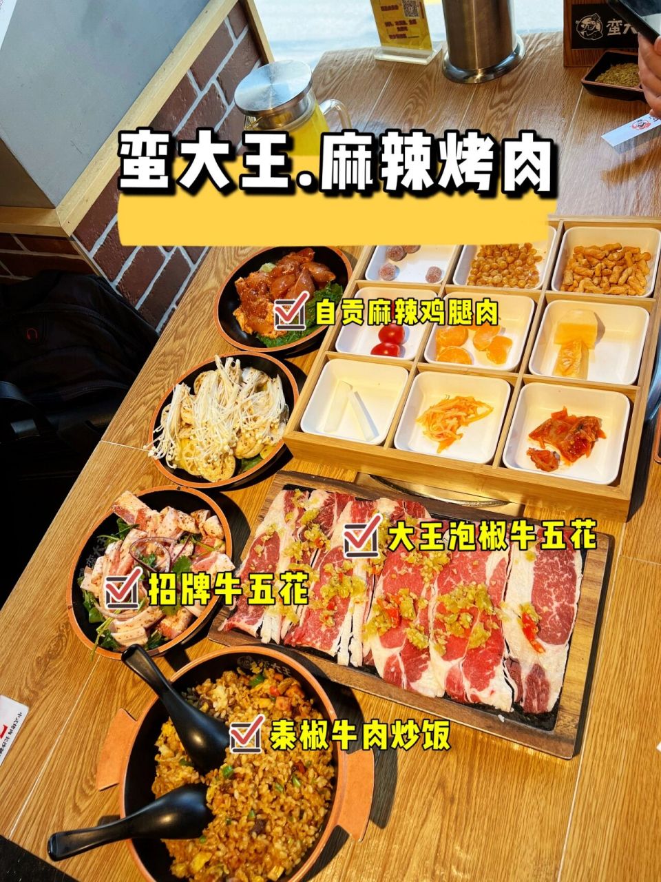 漫步在五角场的大学路,看着道路两旁充满浓浓青春活力的建筑和小店,回