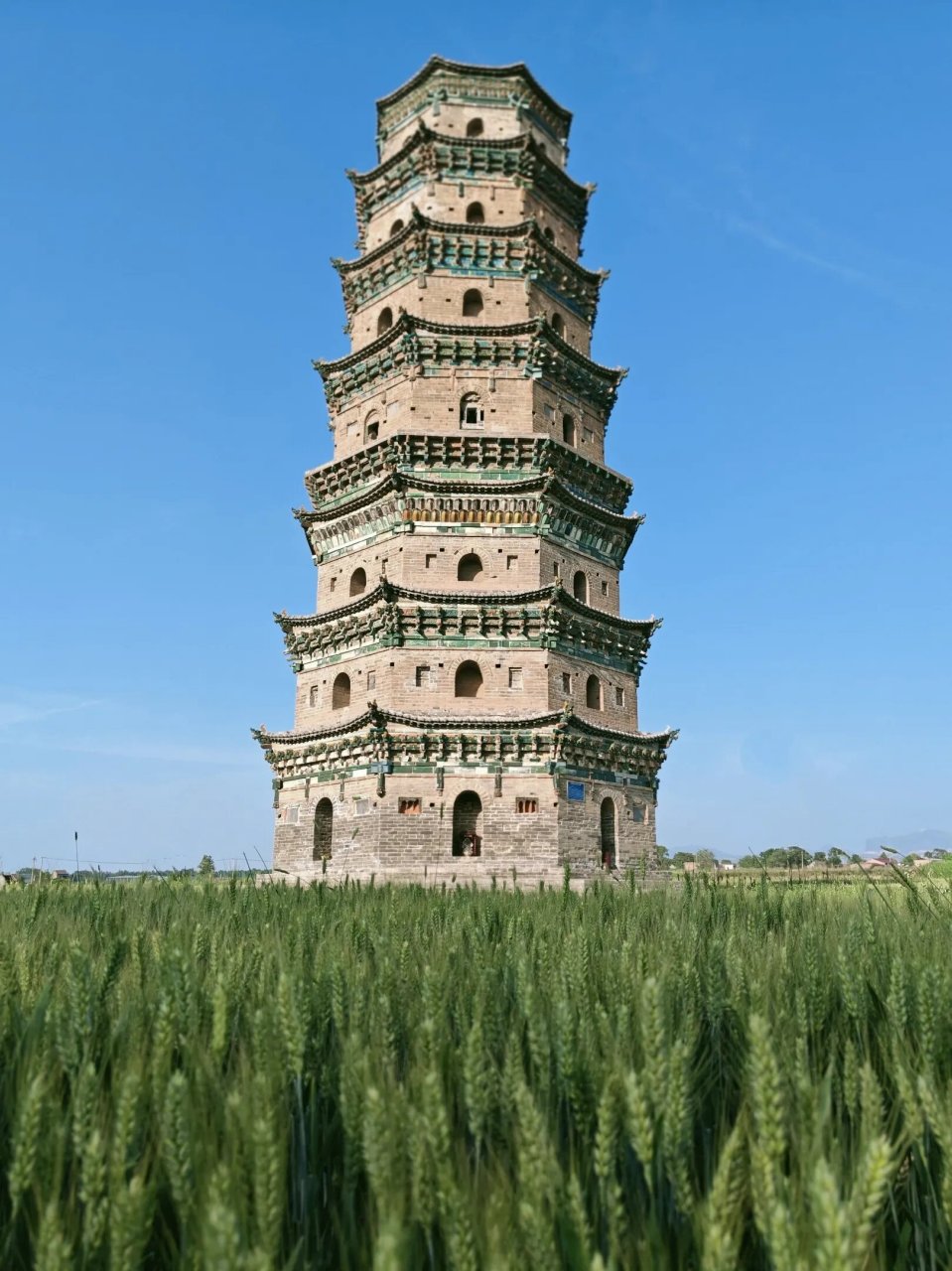 灵光寺琉璃塔位于山西襄汾县北梁村,原为八角十三层楼阁式砖塔,现存