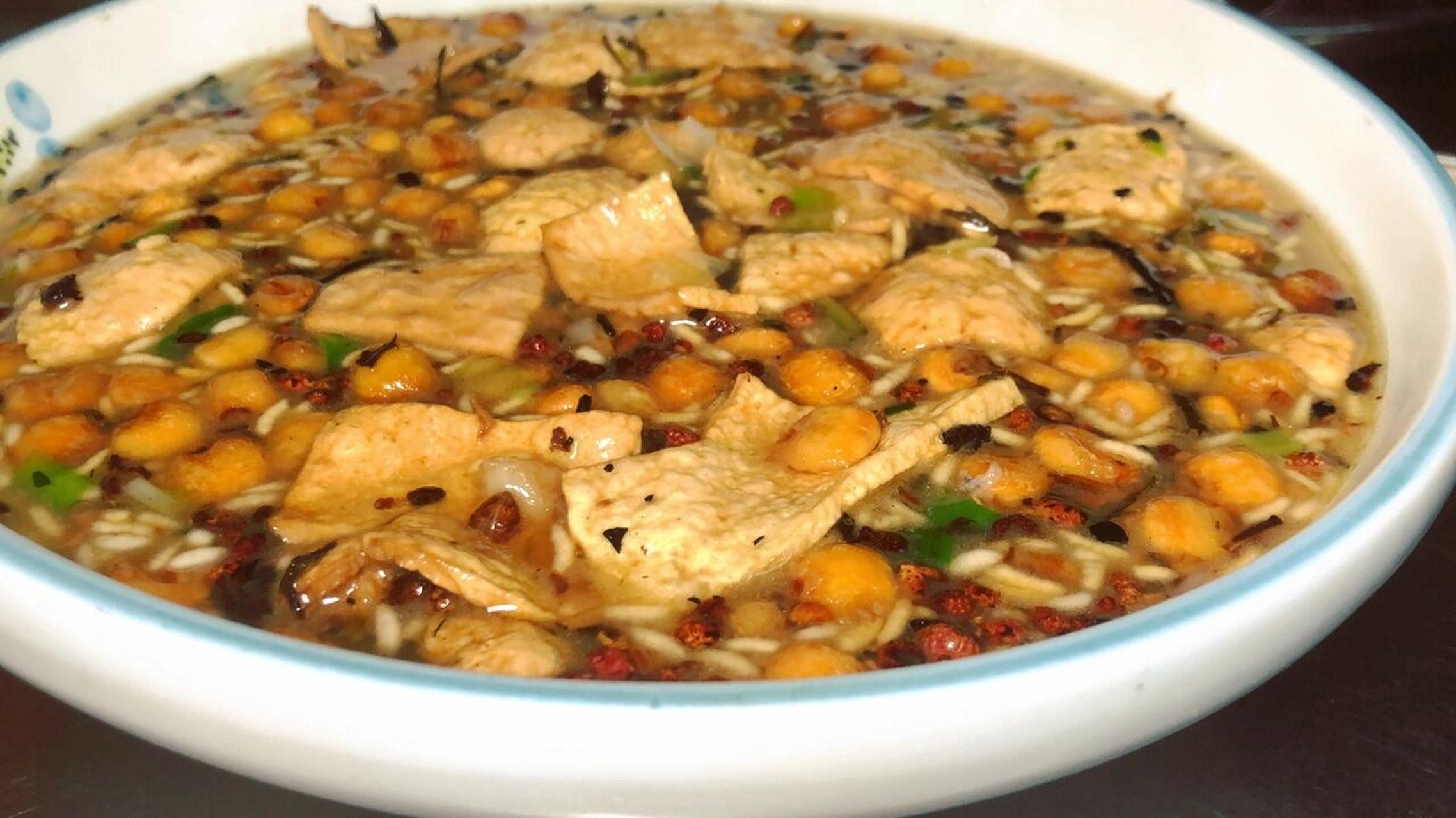 用油茶汤招待客人更是土家族人的一种传统礼仪,与藏族酥油茶,蒙古奶茶