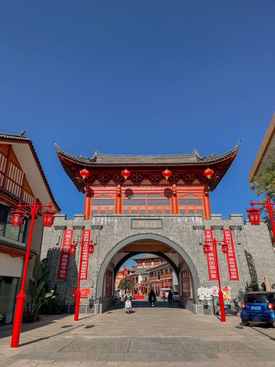 玉溪～大营街～凤凰楼 位于玉溪市红塔区大营街幸福小镇 在凤凰楼亮灯