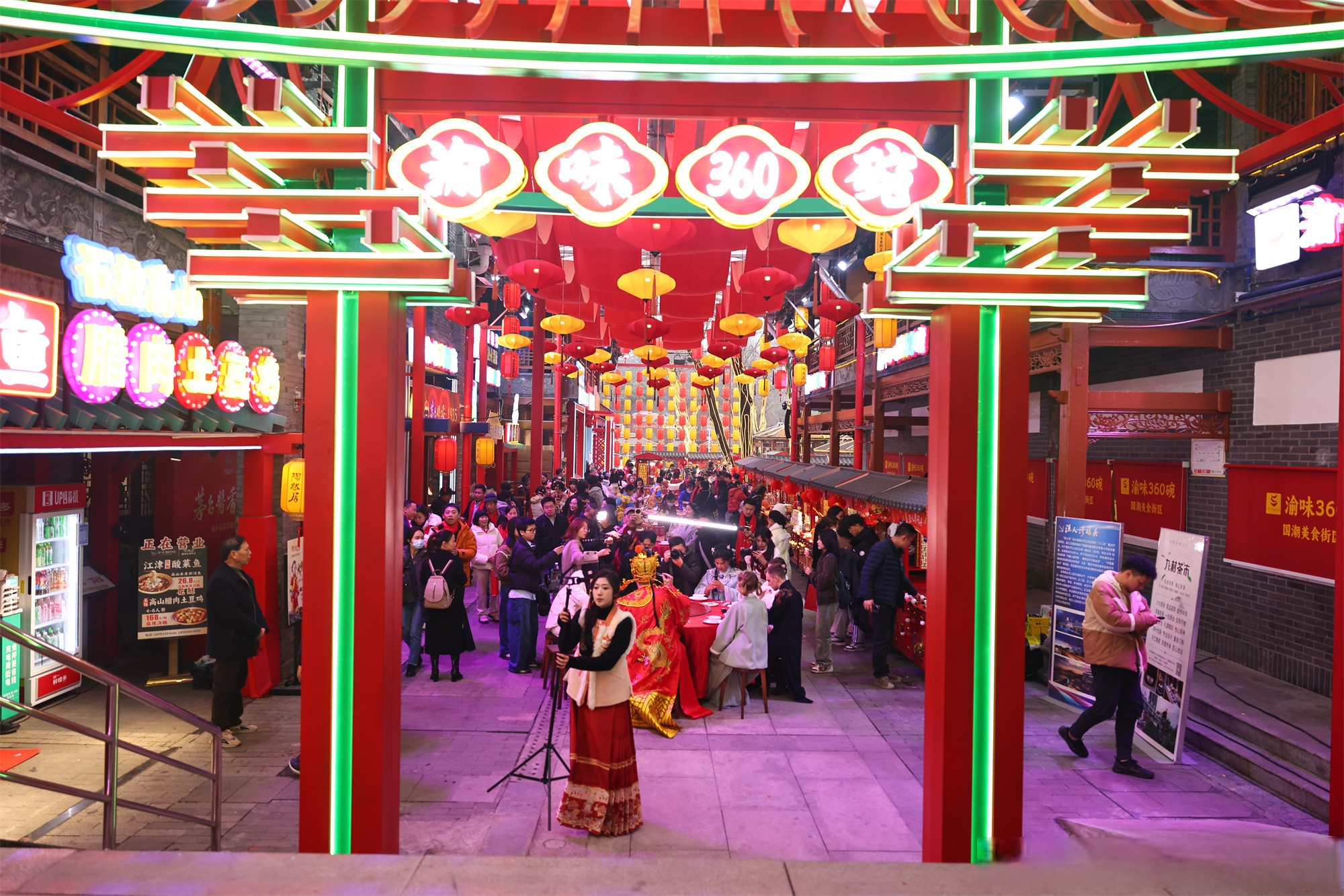 众多市民与远道而来的外国友人欢聚一堂,围坐在长长