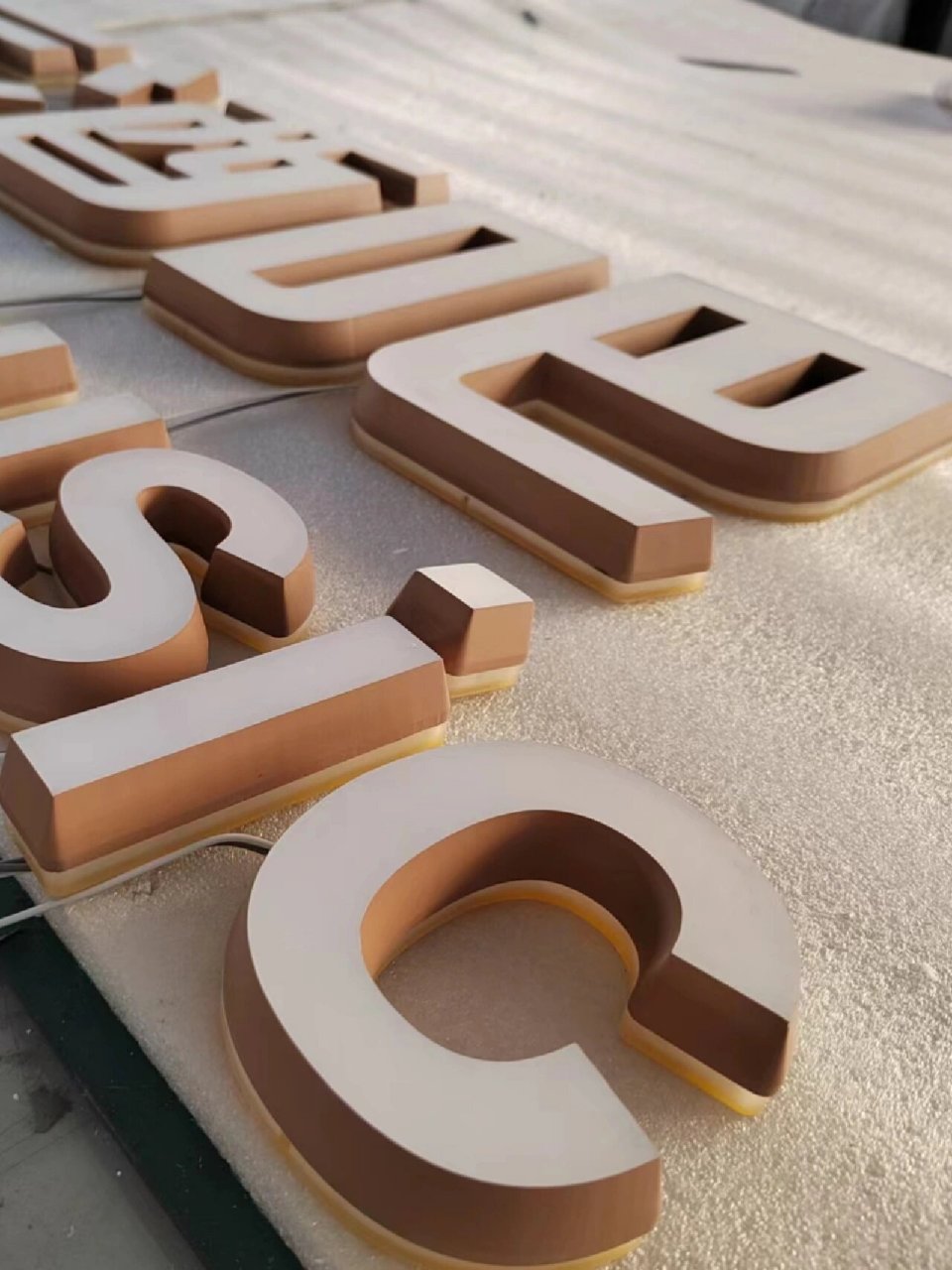 案例分享-亚克力发光迷你字