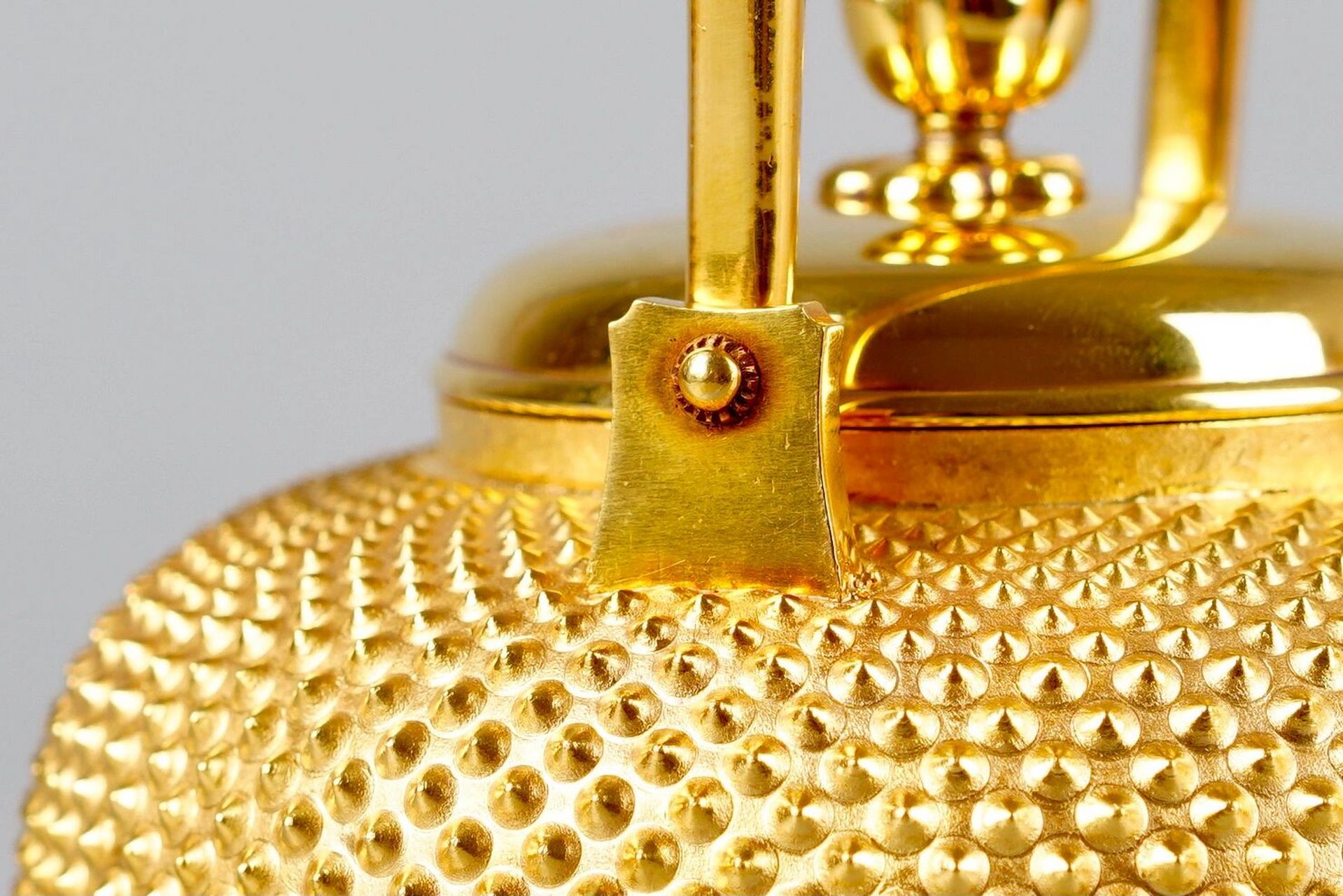 日本 昭和时期 雾霰纹纯金壶 重688g/容量1180ml 底部纯金落款,内堂