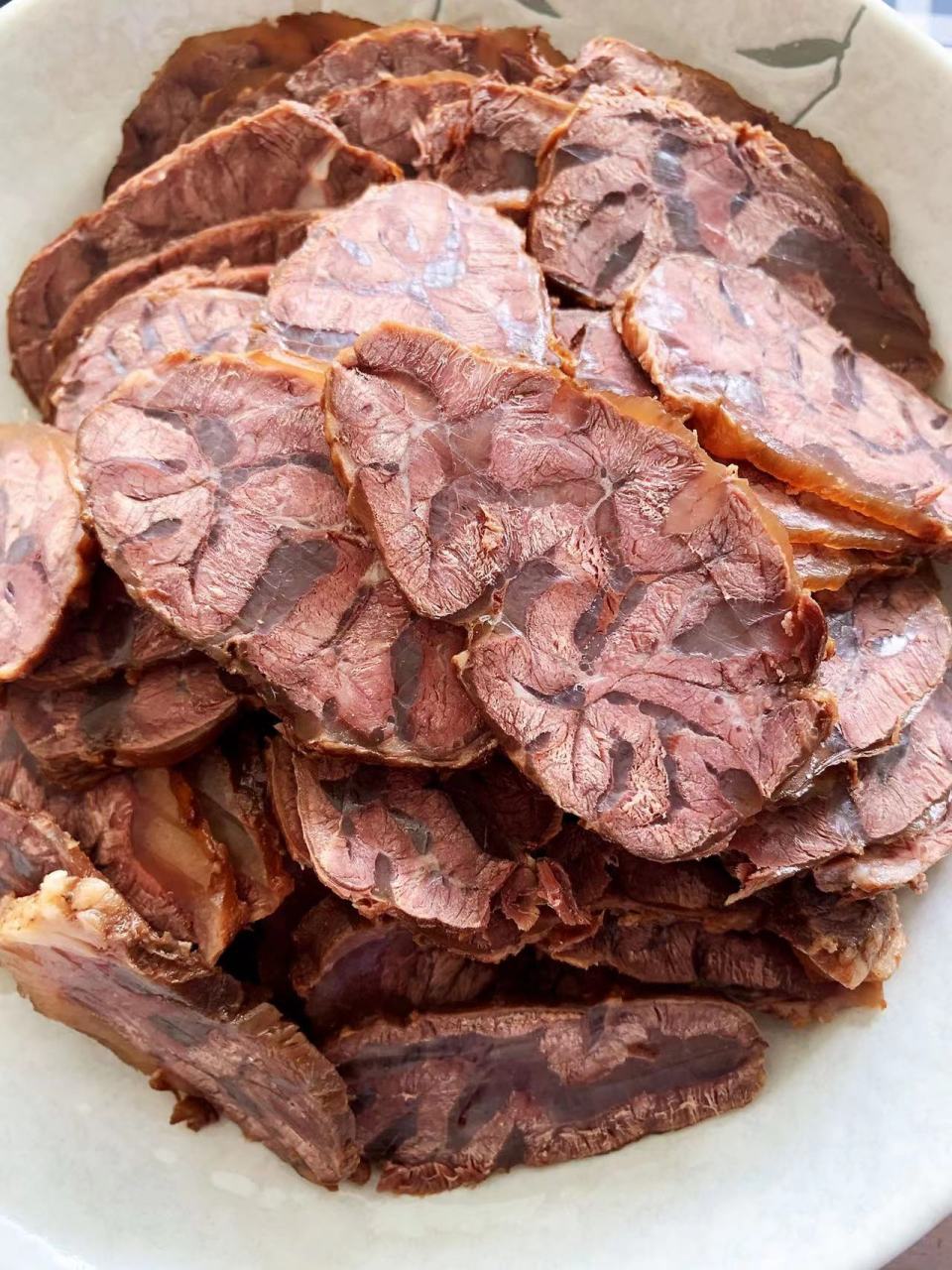 每头牛只有两块金钱腱,它是牛小腿内侧修长而带筋的肉,肉里包筋,筋内