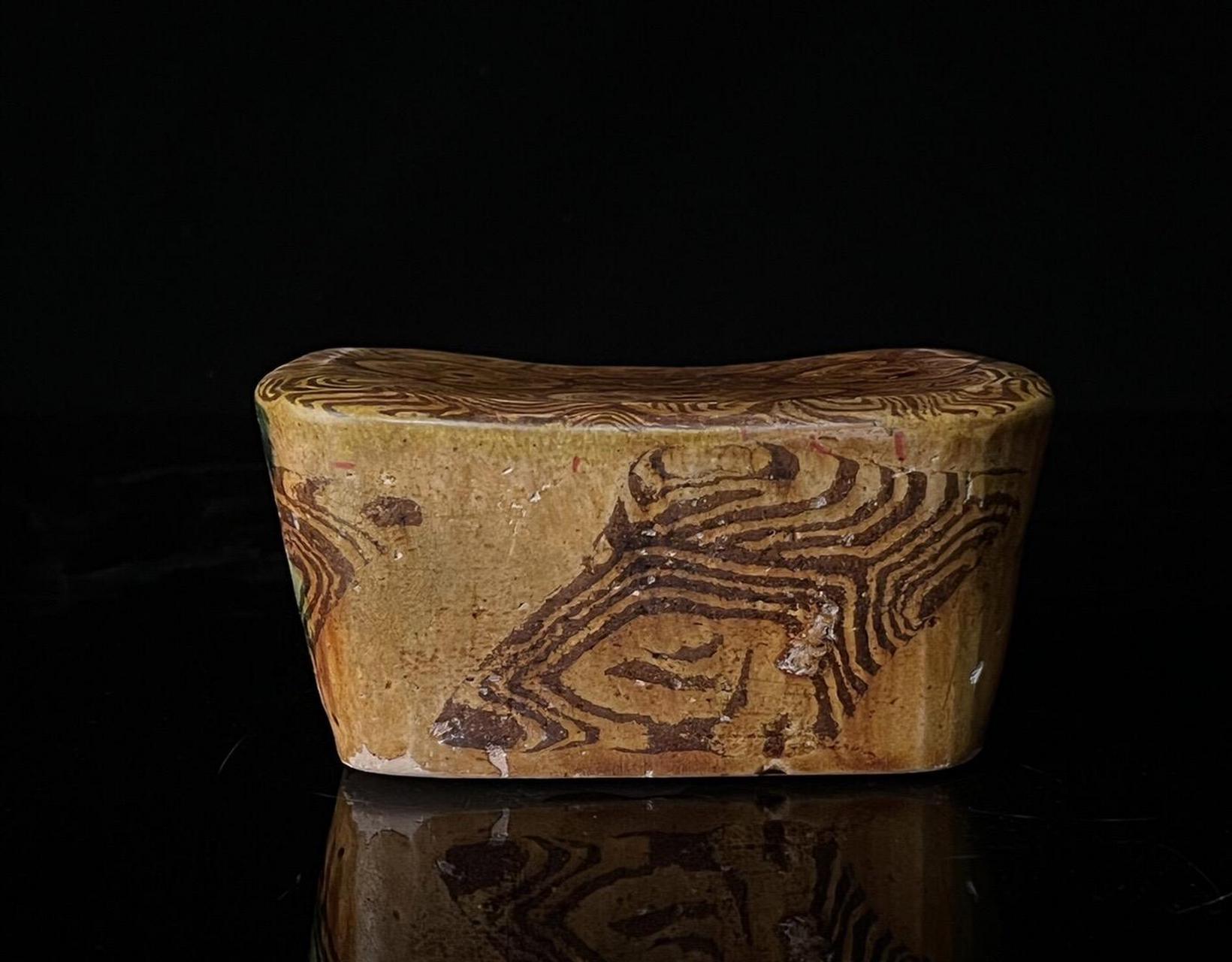 唐代·巩义窑.搅胎黄釉脉枕(欣赏)尺寸:长14.3cm 高7.4 宽10.