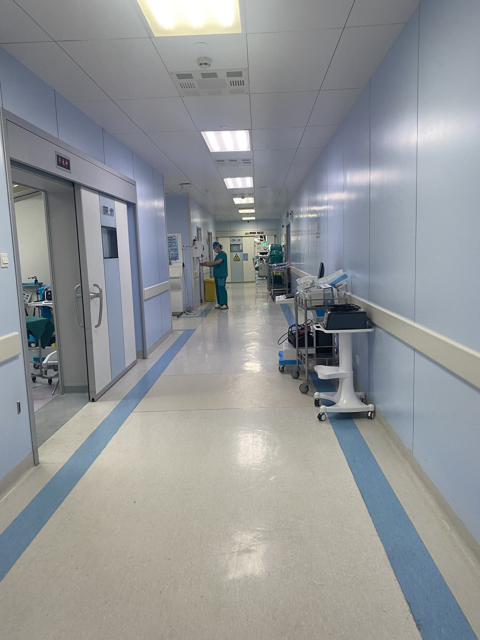 手术室里长啥样 这是我们手术室的模样,晚上9点多还灯火通明,因为医院