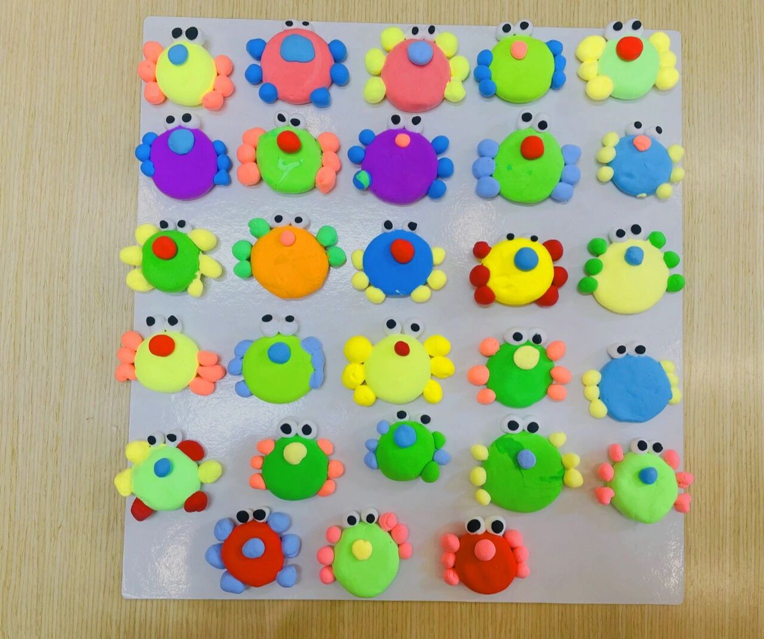 小班粘土手工——《五彩螃蟹》