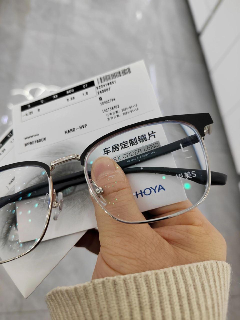 豪雅锐美s针对使用数码设备等近距离用眼需求,镜片下部配备调节引擎
