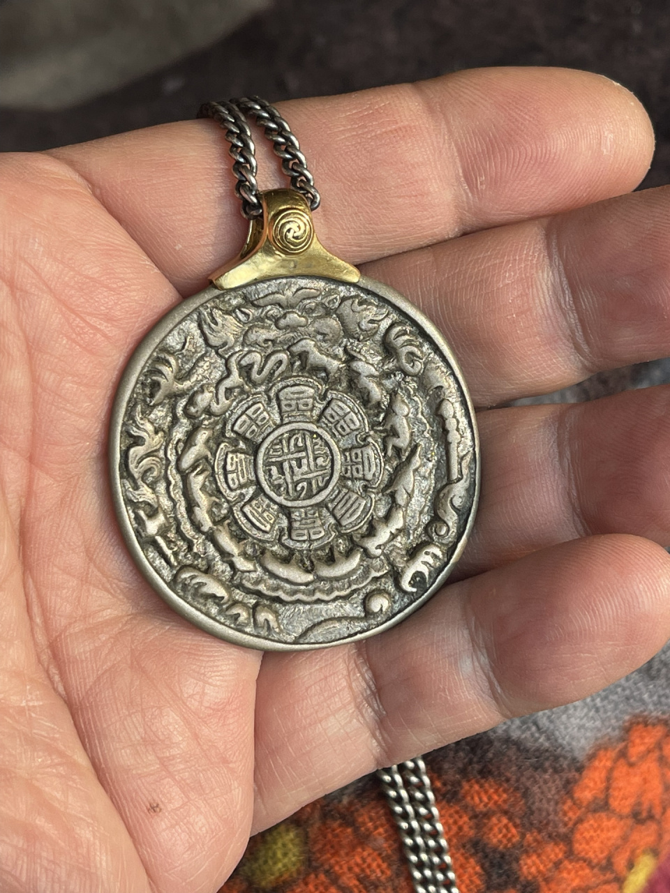 藏地佛教与汉地道教文化结合的护身牌来讲更加具有神秘色彩,九宫八卦