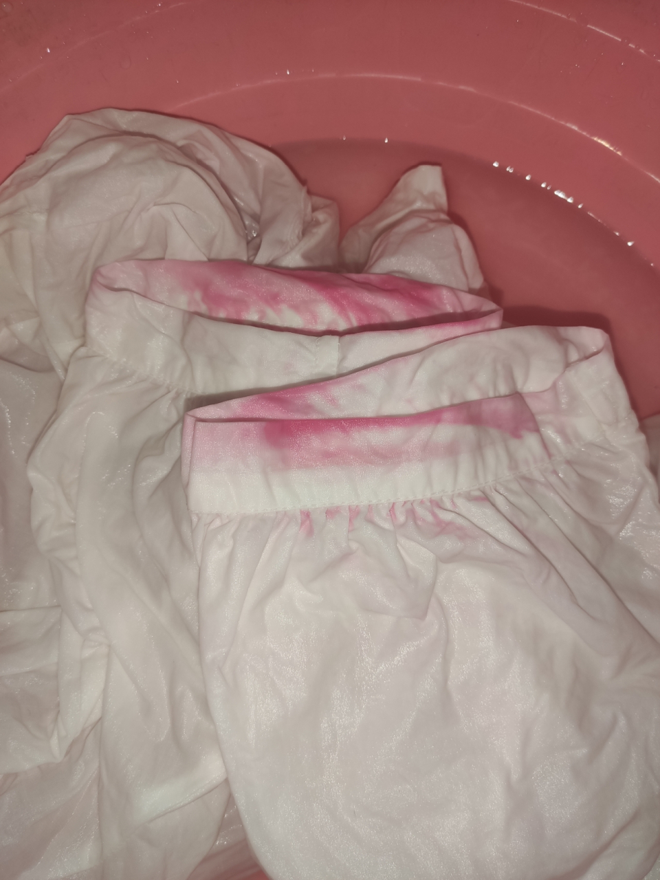 84消毒液突然就这样了 白衣服,袖口有点发黄,想着反正也是白衣服直接