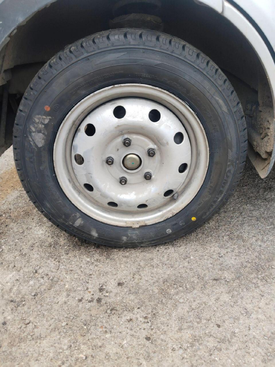 长安双排更换两条建大175/70r14轮胎,更换完成