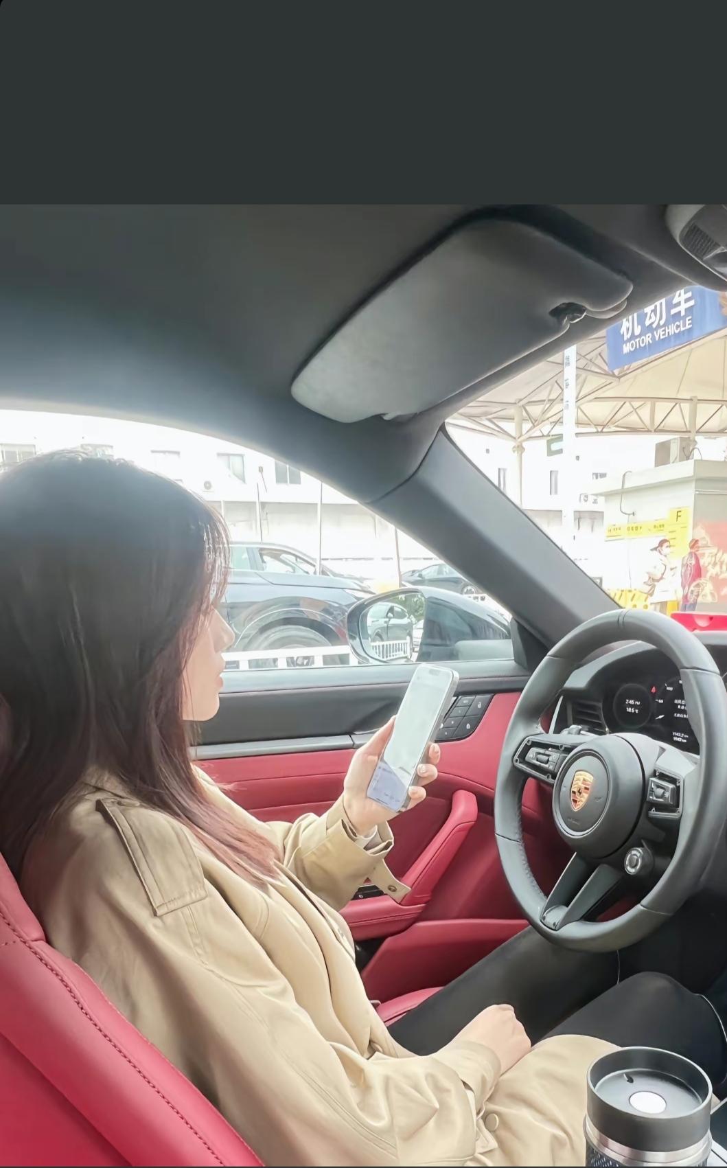手握方向盘的女孩子 保时捷帕拉梅拉