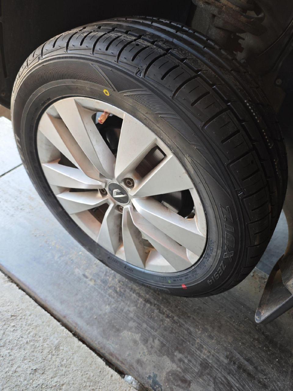 第一次在途虎养车上购买轮胎,选了这款邓禄普飞劲系列. 1.