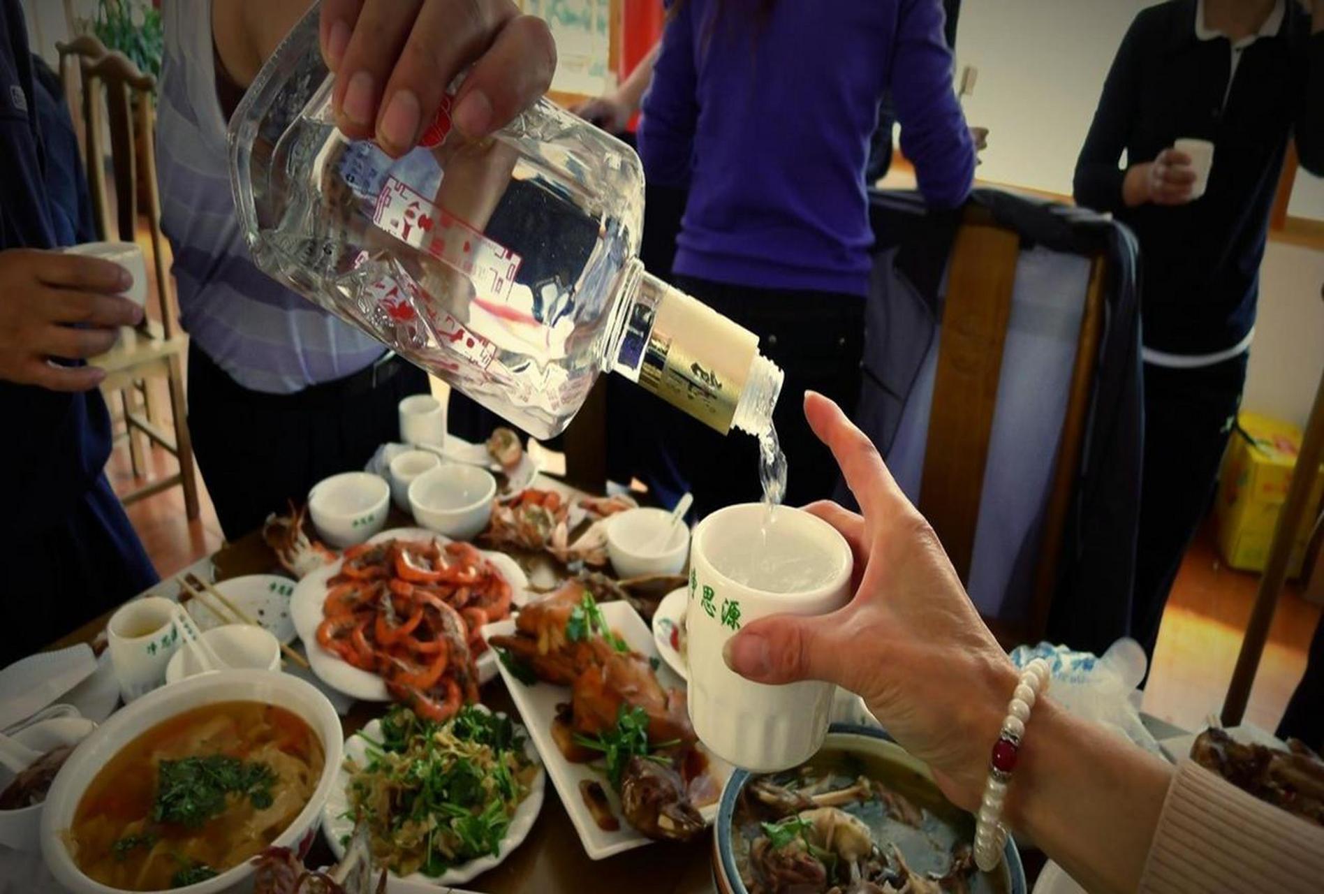 昨天,老板跟另一个公司谈续约问题,约对方老板吃饭,让我跟着作陪.