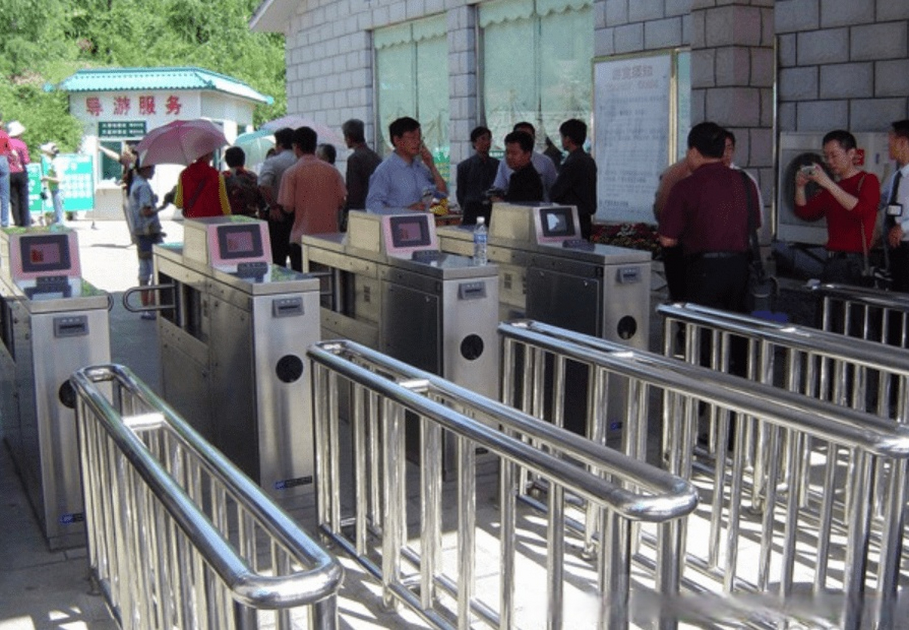 景区闸机作为一个重要的入口设备,扮演着景区安全与秩序的守护者缴