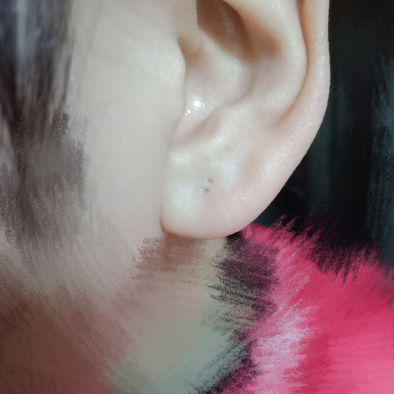 上面的洞是之前给打的太靠上了,和另一只耳朵的不对称,后来就又在