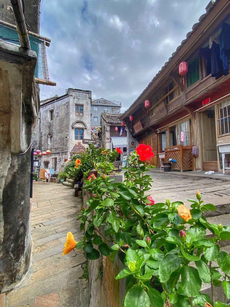 霞关老街 霞关老街 霞关老街在苍南县霞关镇,东临浩瀚东海,西接福建