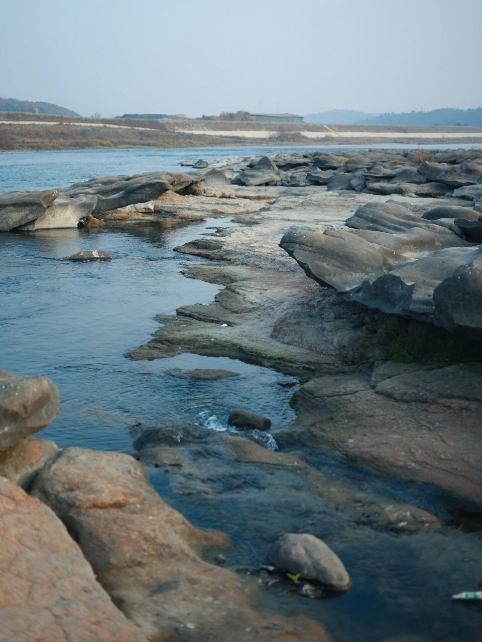 在绵阳江油居然有这么一片怪石滩, 旁边流淌着涪江, 我和朋友都说像