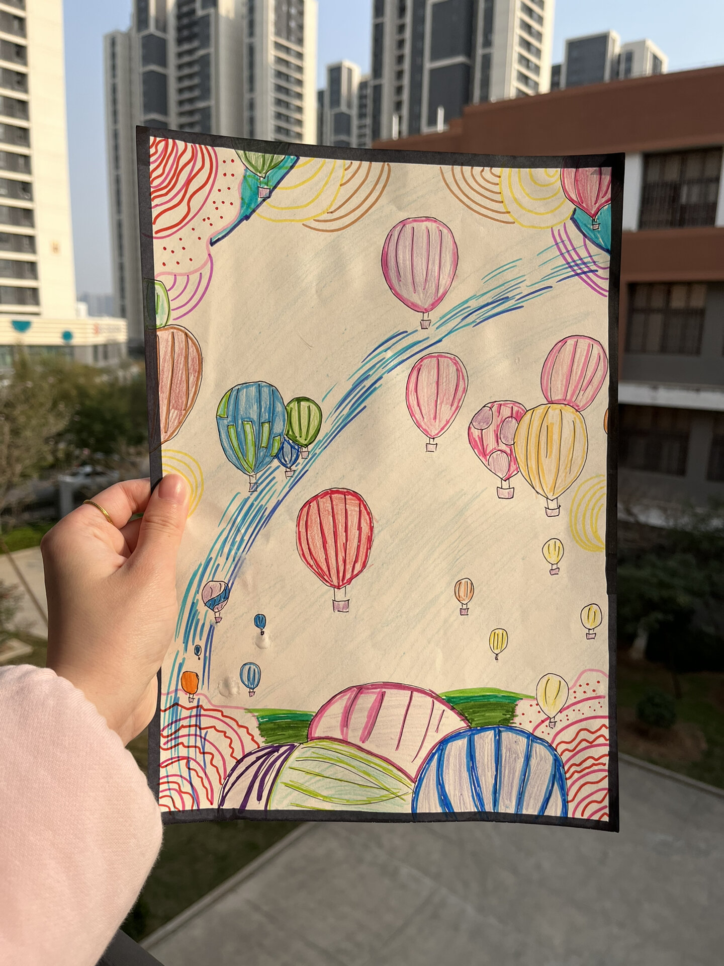 小学生美术作品/四下/第一节课聚聚散散2 点的大与小,聚与散,会产生不