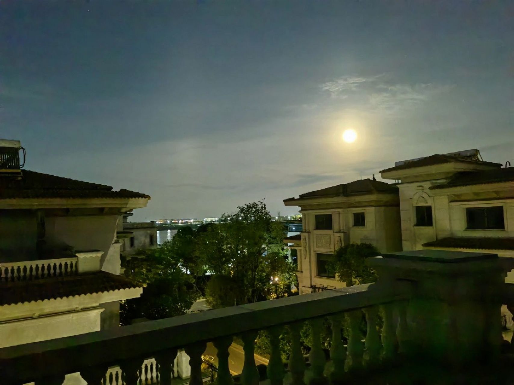 暑气蒸腾的夜晚,湖上升起一轮明月,稍显清凉.