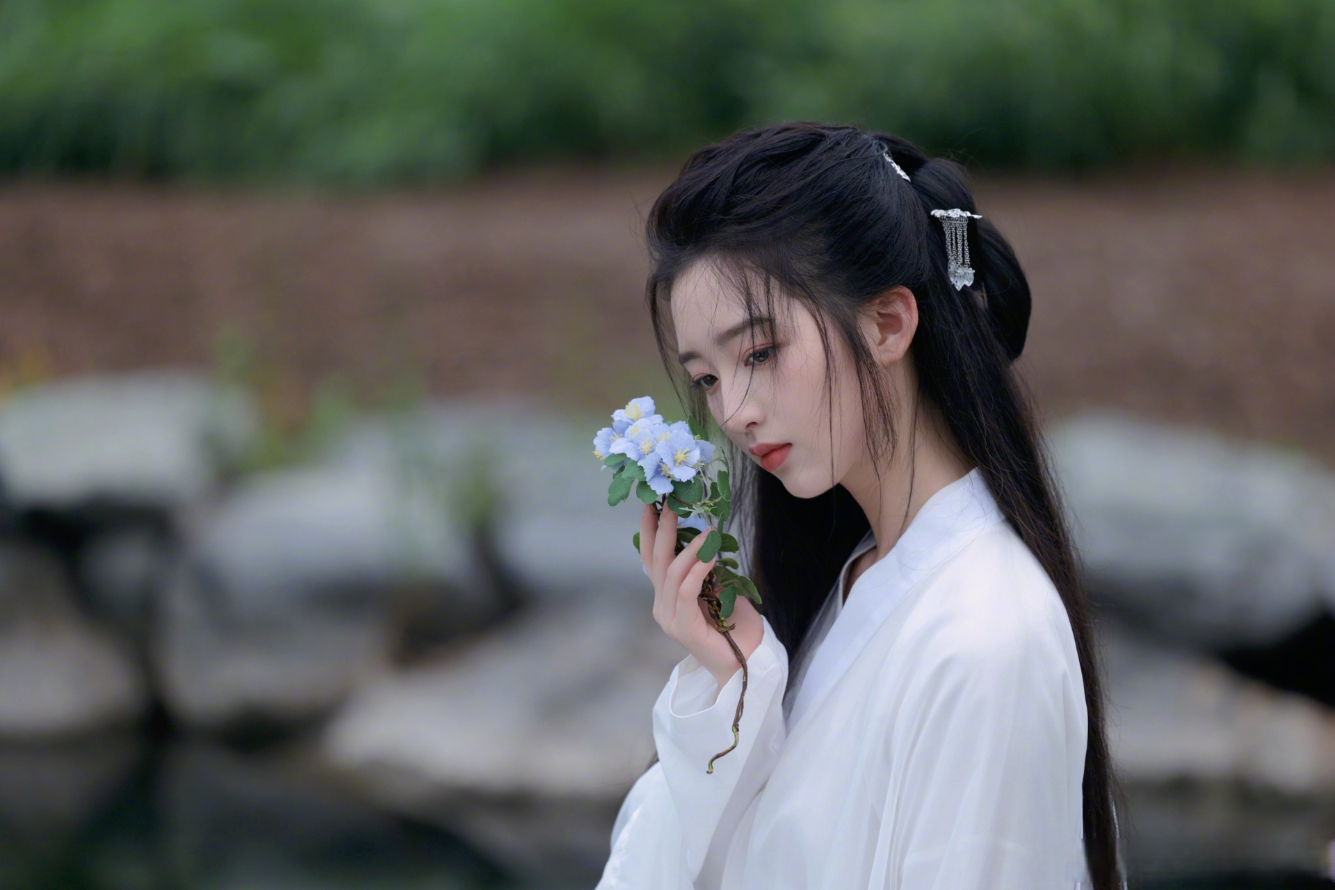 惊鸿一瞥,一袭白衣清冷孤寂,眼里像诉说着无尽故事,古装适配度满分