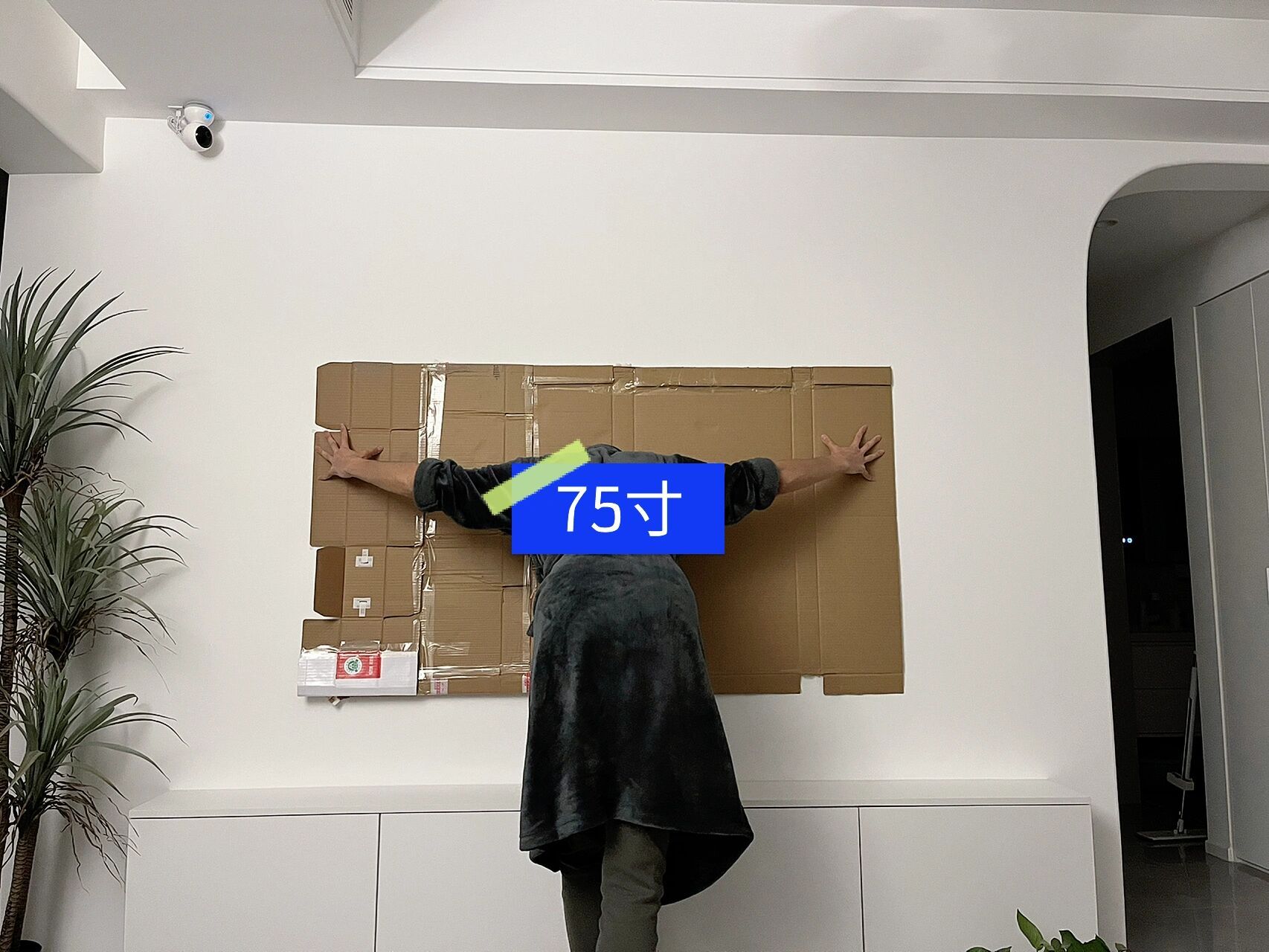 1米,电视柜长2.4米,那么问题来了,电视到底选65寸还是75寸?