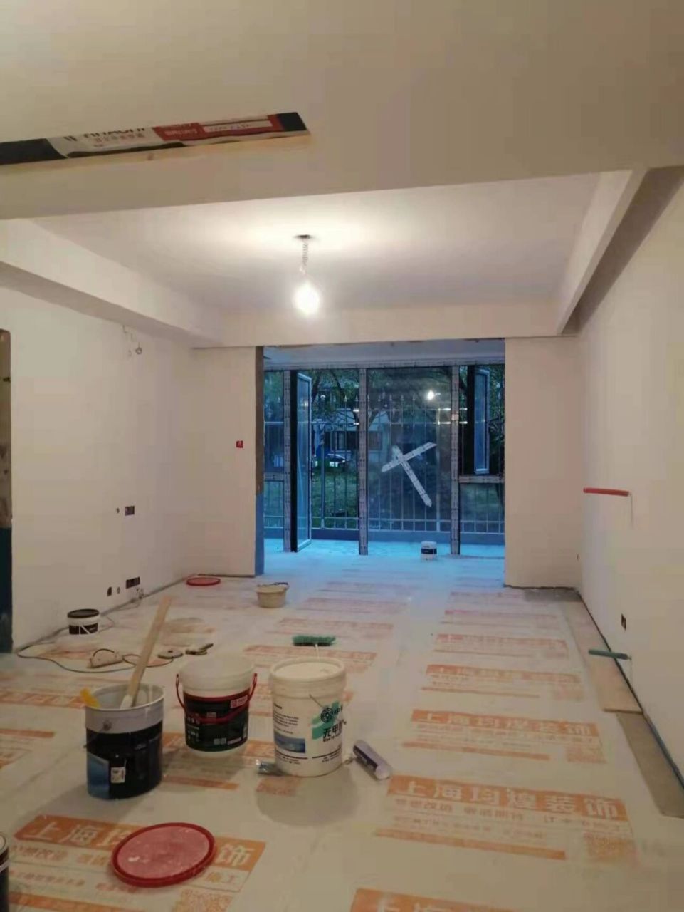 【装修现场】 上海·保乐路168弄 墙面底漆刷好了,后面还有两遍面漆.