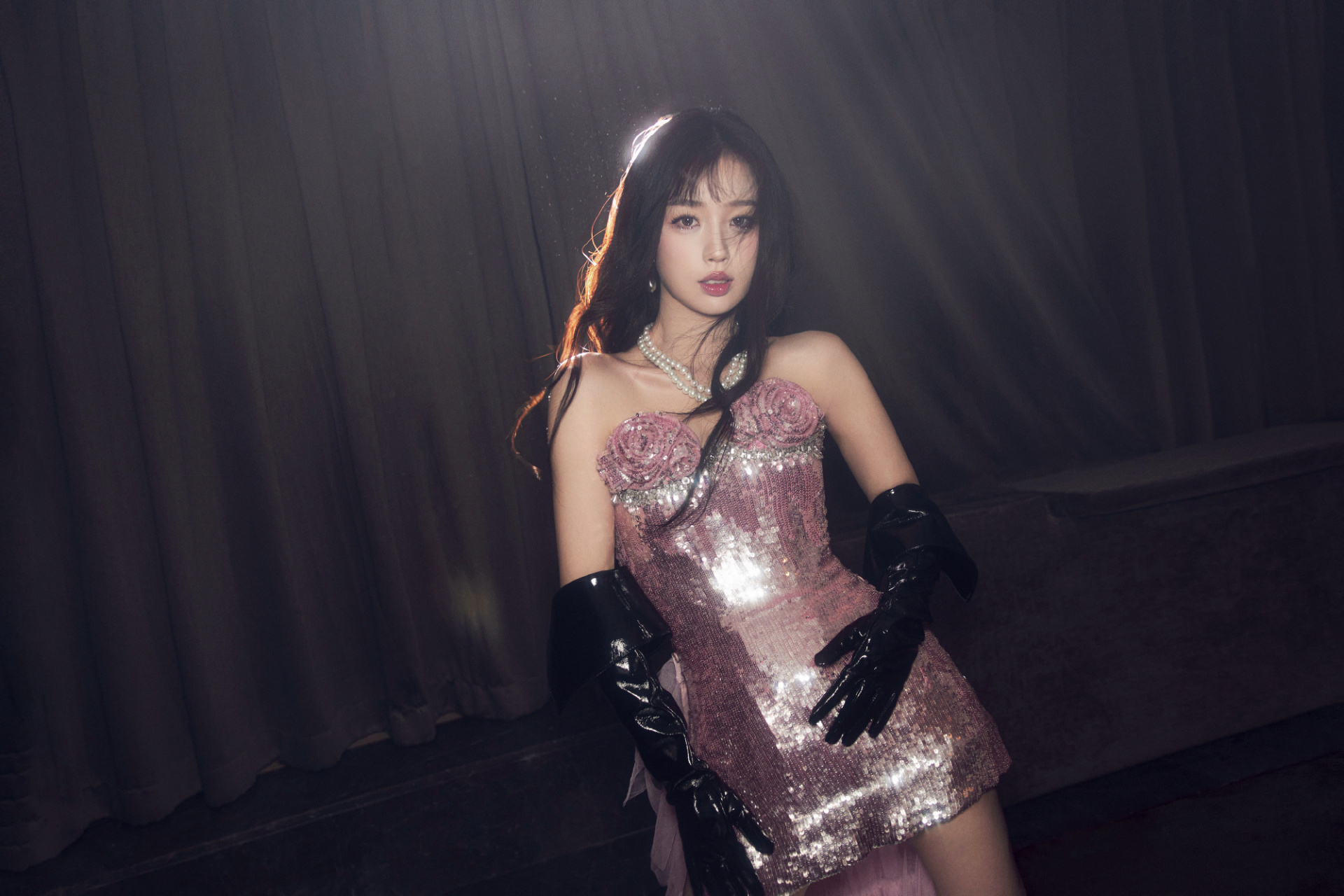 虞书欣粉红骑士亮片拖尾纱裙,如幻如影,明艳甜酷