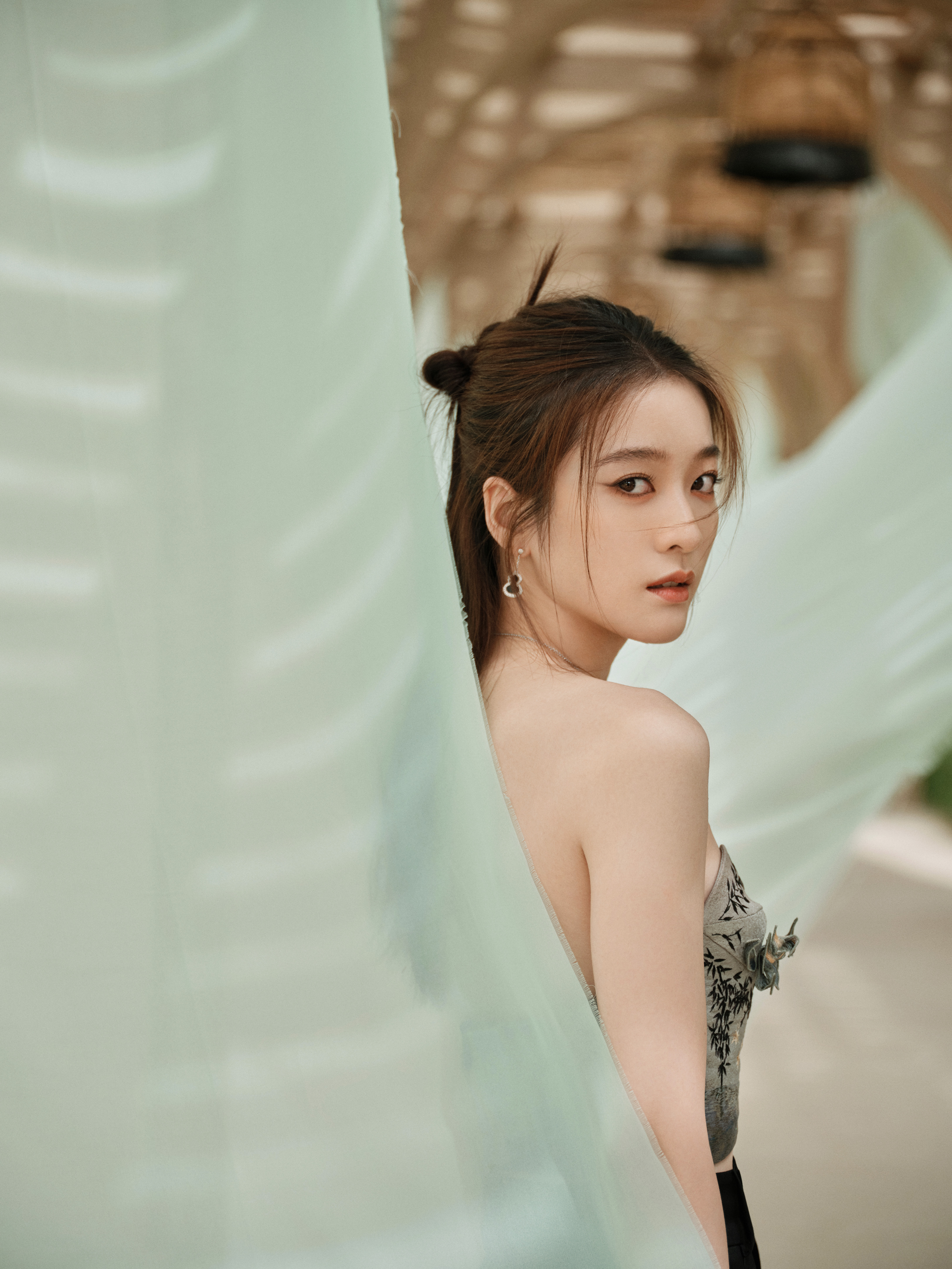 张雪迎# 轻纱藏珠玉,劲风卷残云.清冷佳人,豁达侠客
