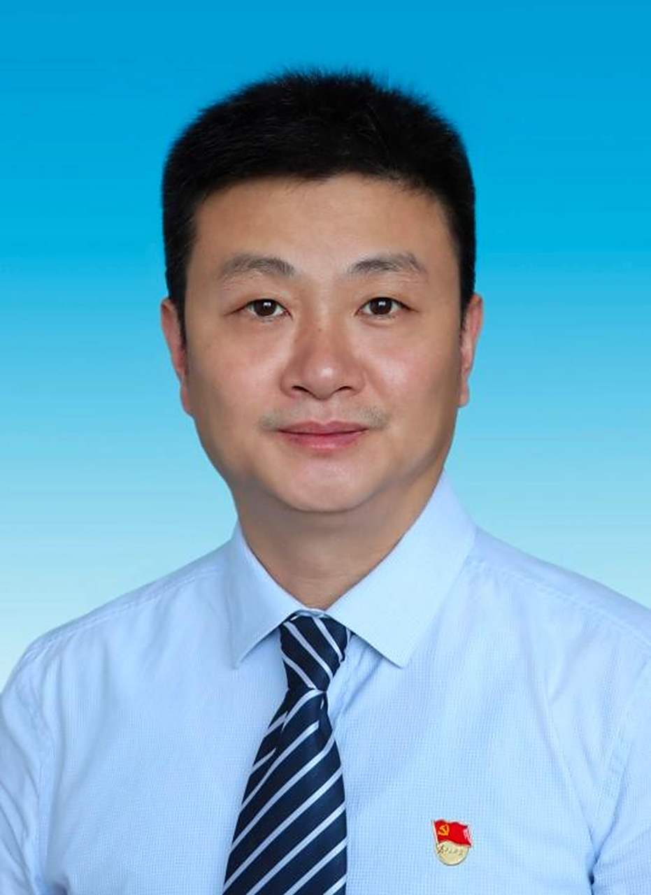 目前漯河市最年轻的区委书记是,召陵区委书记李湛,最年轻的区长是,源