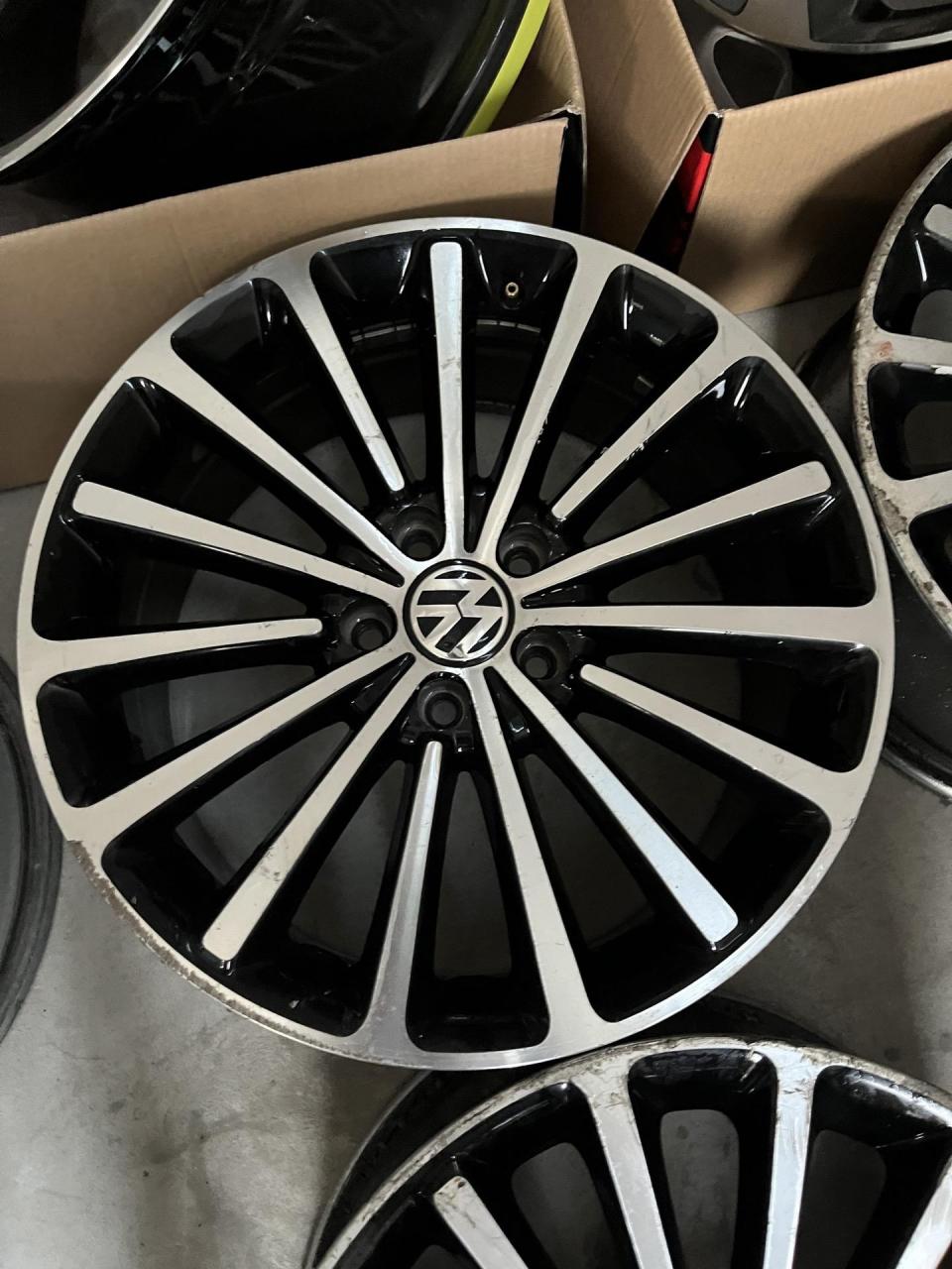大众原厂帕萨特18寸轮毂成色划伤比较难看回去拉丝就好了