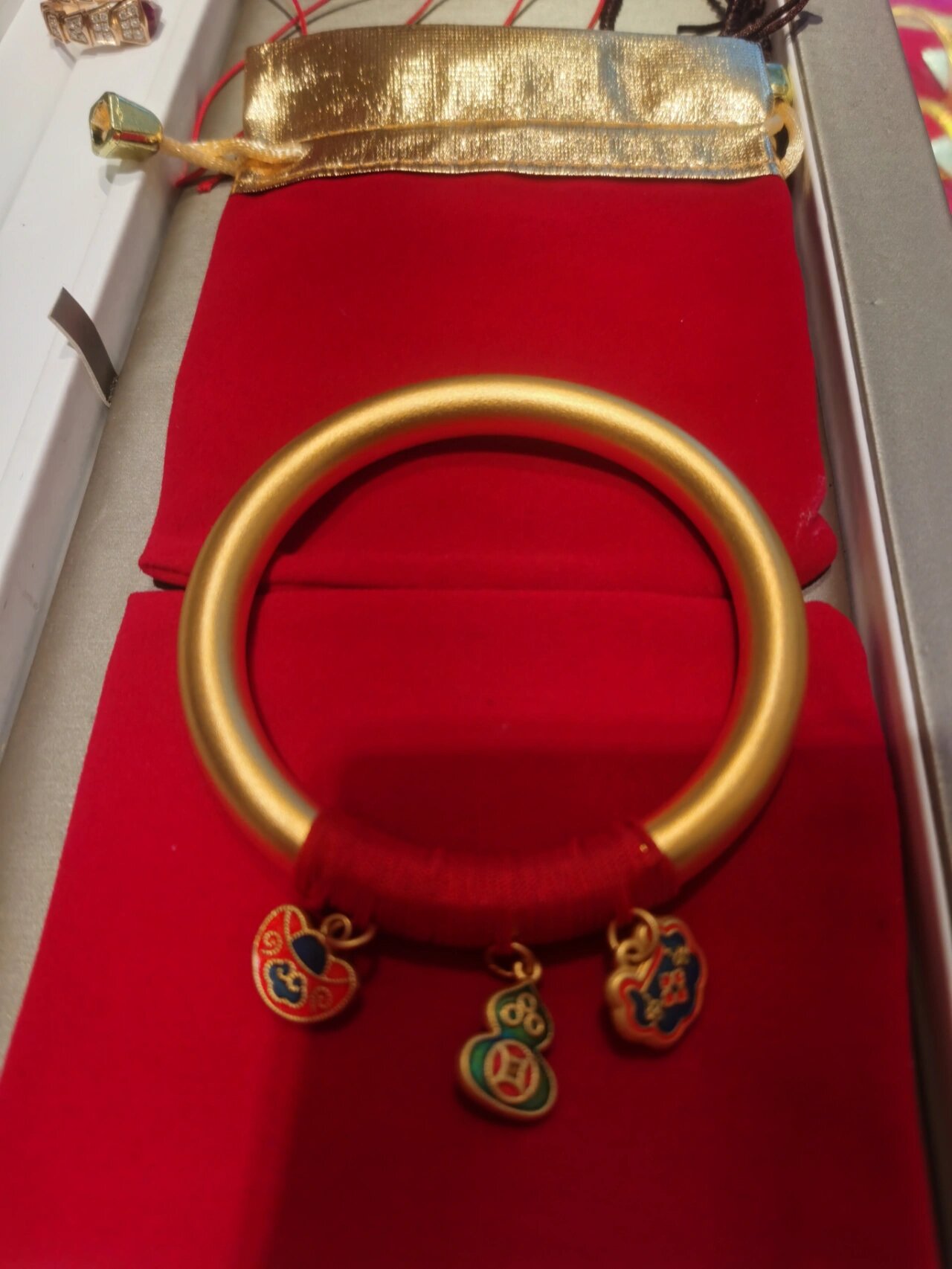 古法金手镯 忍不住晒一晒老公给我买的100克的古法金手镯～～ 重 归重