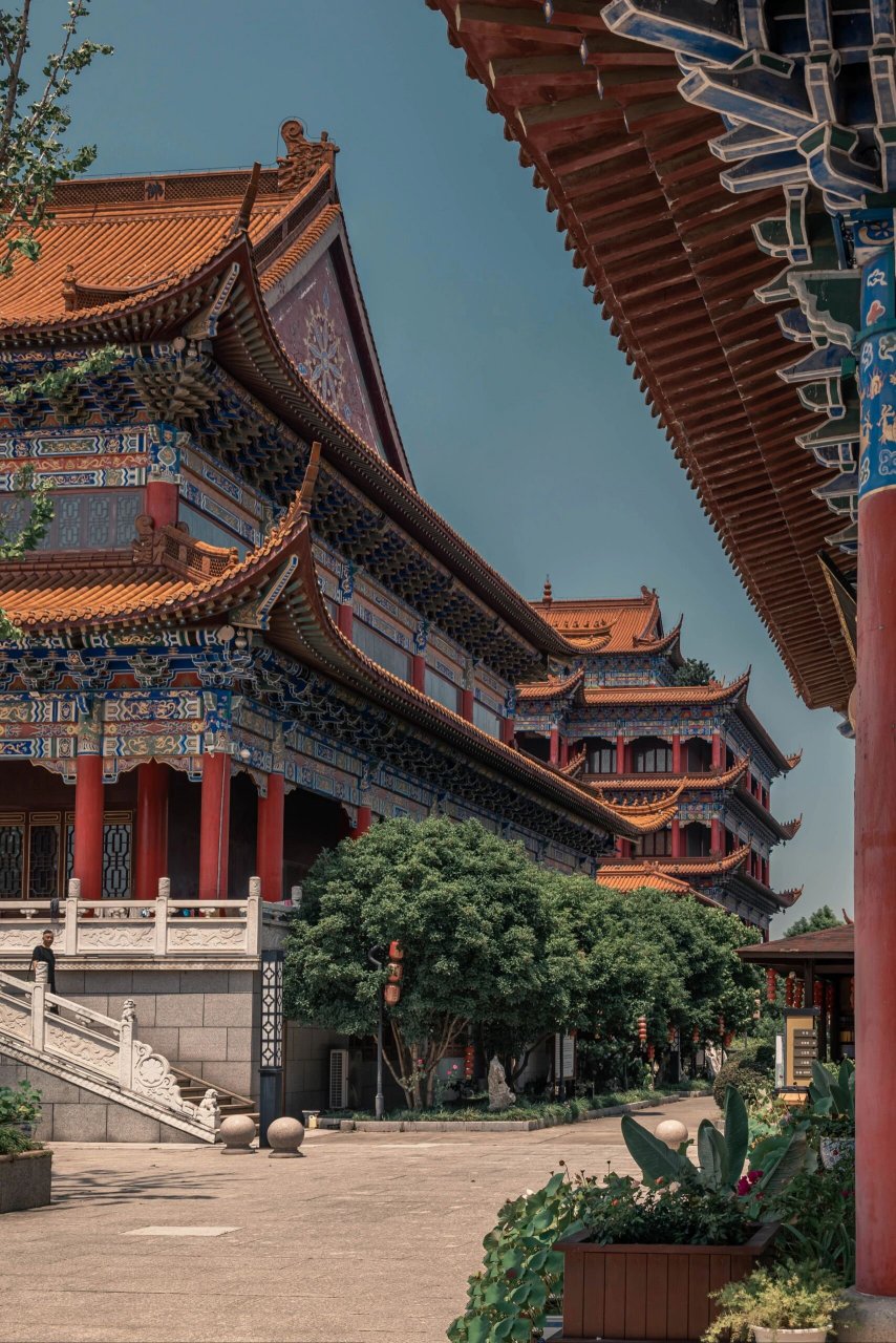 98地点:皇罗禅寺 92介绍:皇罗禅寺位于阳澄湖镇,美人腿旅游区内.