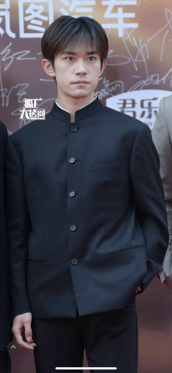 易烊千玺中山装走华表奖红毯 好周正的帅哥!