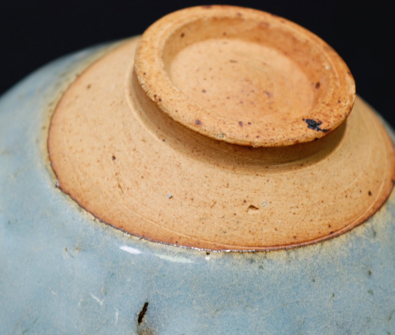 欣赏|元代钧窑天蓝釉紫斑碗 直径18厘米,钧窑瓷器以釉色鲜丽多变,质感