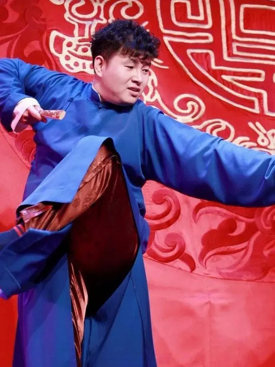 天津出现疫情,天津德云社停演,郭德纲的徒弟李云天脱下大褂,穿上防护