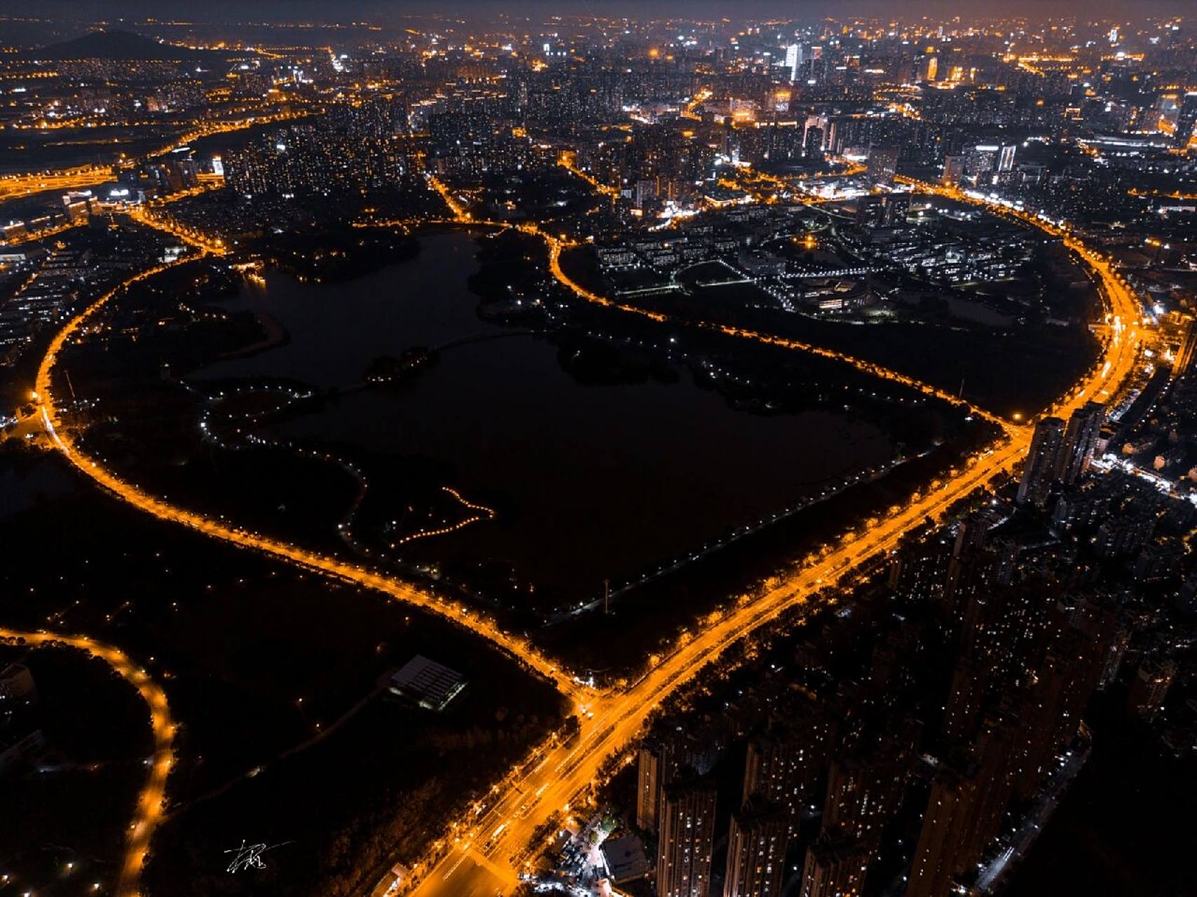 合肥翡翠湖心形公路 全程6.57公里,两个人牵手走一圈刚好13.14公里.