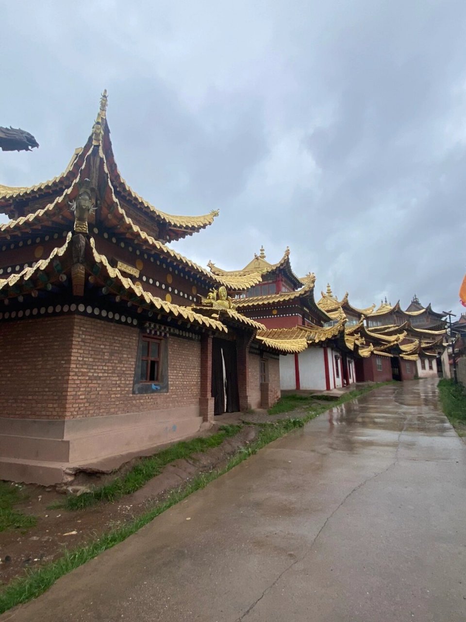 玛沁县喇日寺 青海省玛沁县喇日寺:意为"吉祥圣山触目盛光石经寺",是