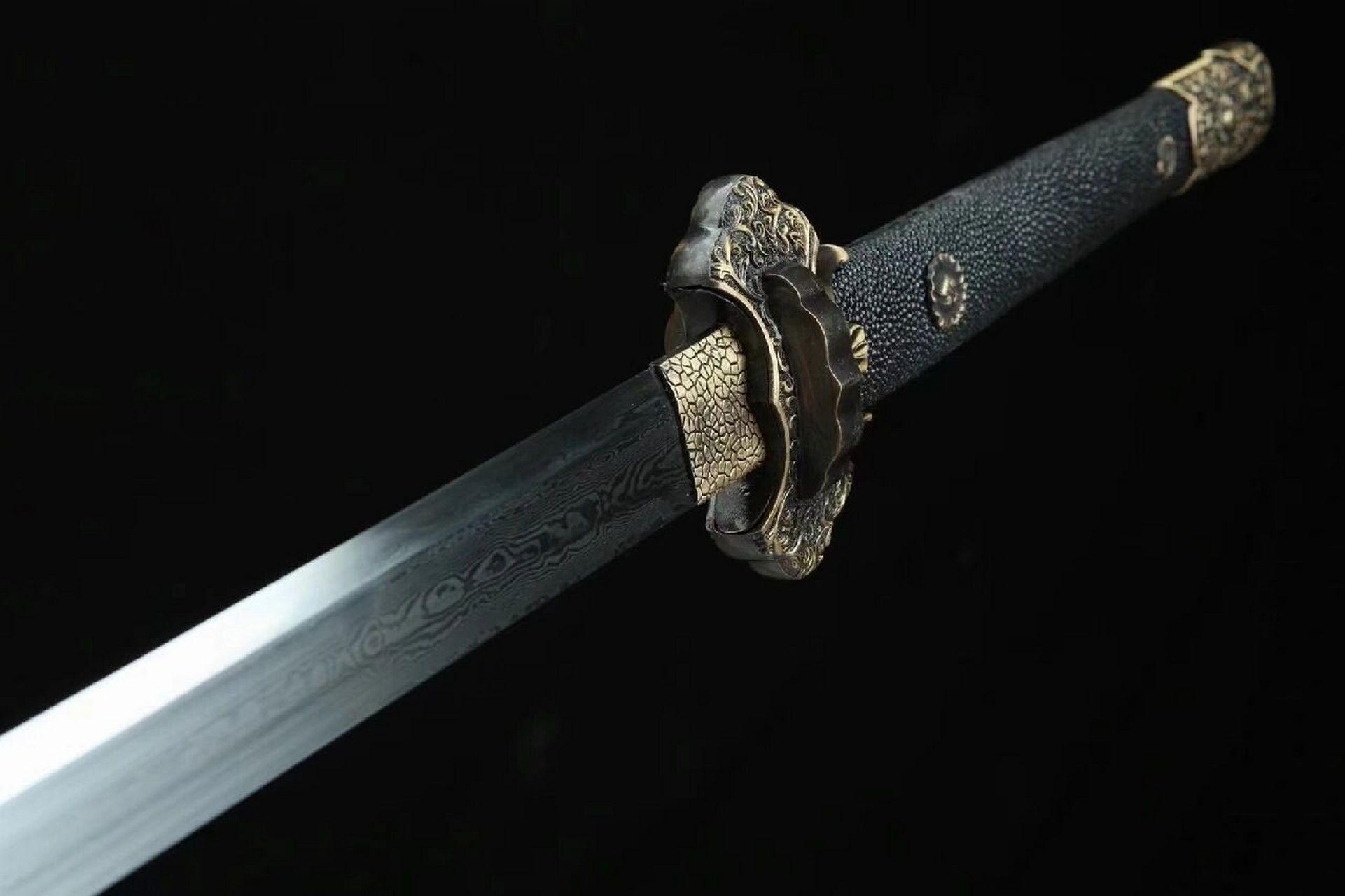 龙纹唐刀(紫铜鞘款) 龙纹唐刀(紫铜鞘款) 装具:纯铜精雕,精细打磨做旧