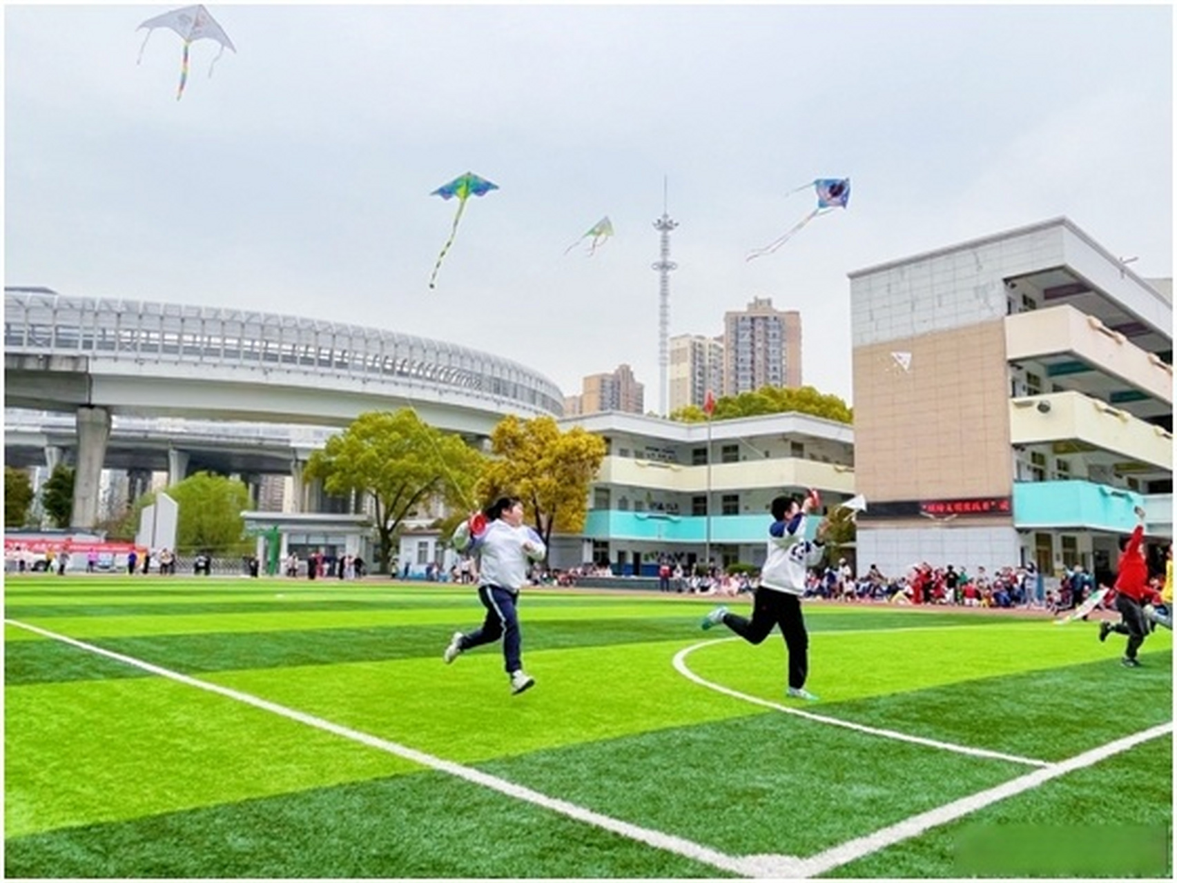 3月28日下午,武昌区余家头小学杨家路校区校园的运动场上空布满了画着