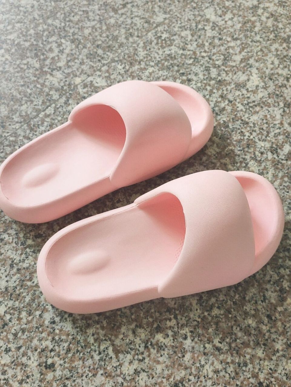 夏日必备神器 粉嫩又软糯的面包拖鞋谁能拒绝呢 穿上才知道什么是"踩