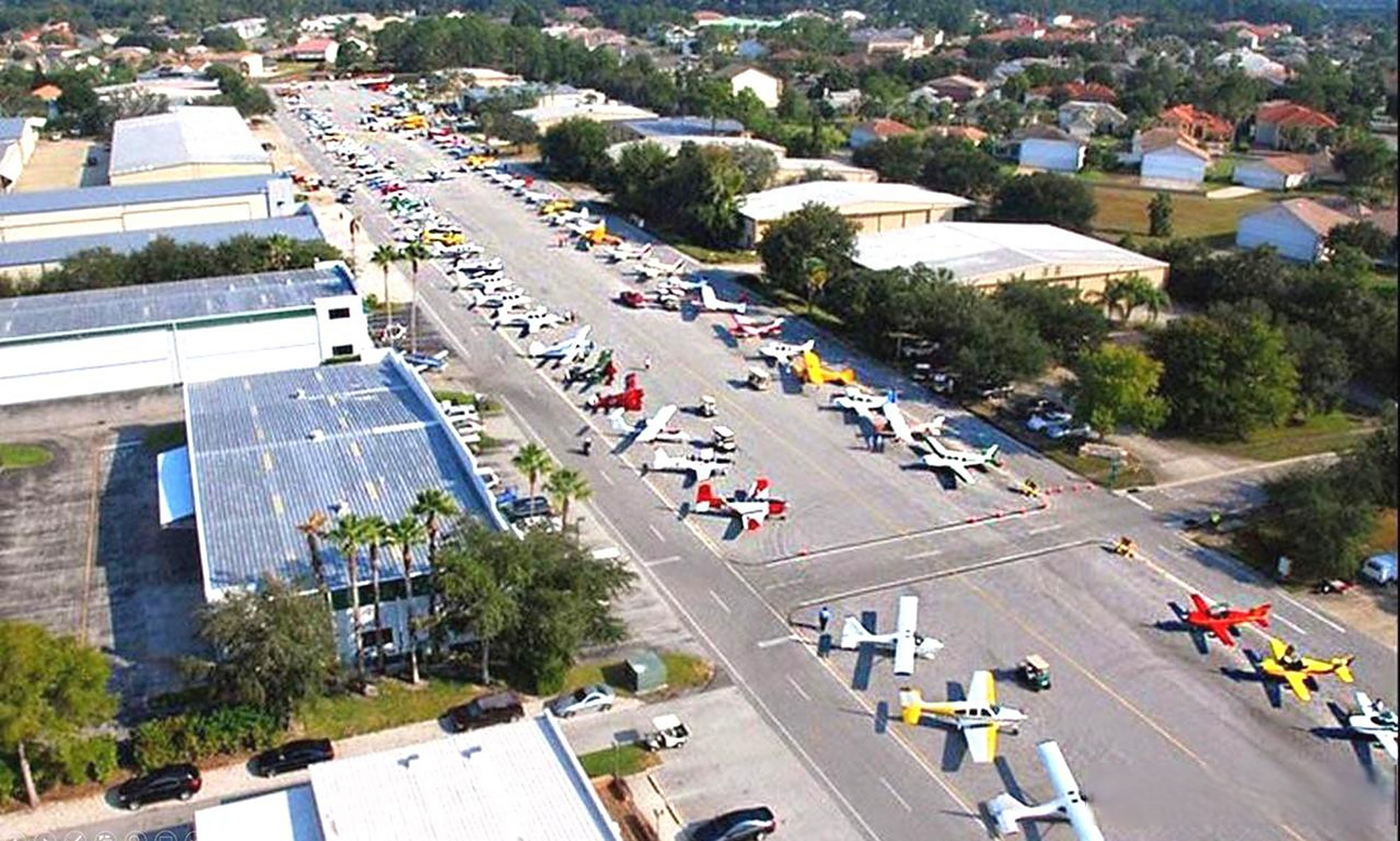 02 机场位于小镇中央,每家每户配有私人飞机,机库,滑行跑道等配套