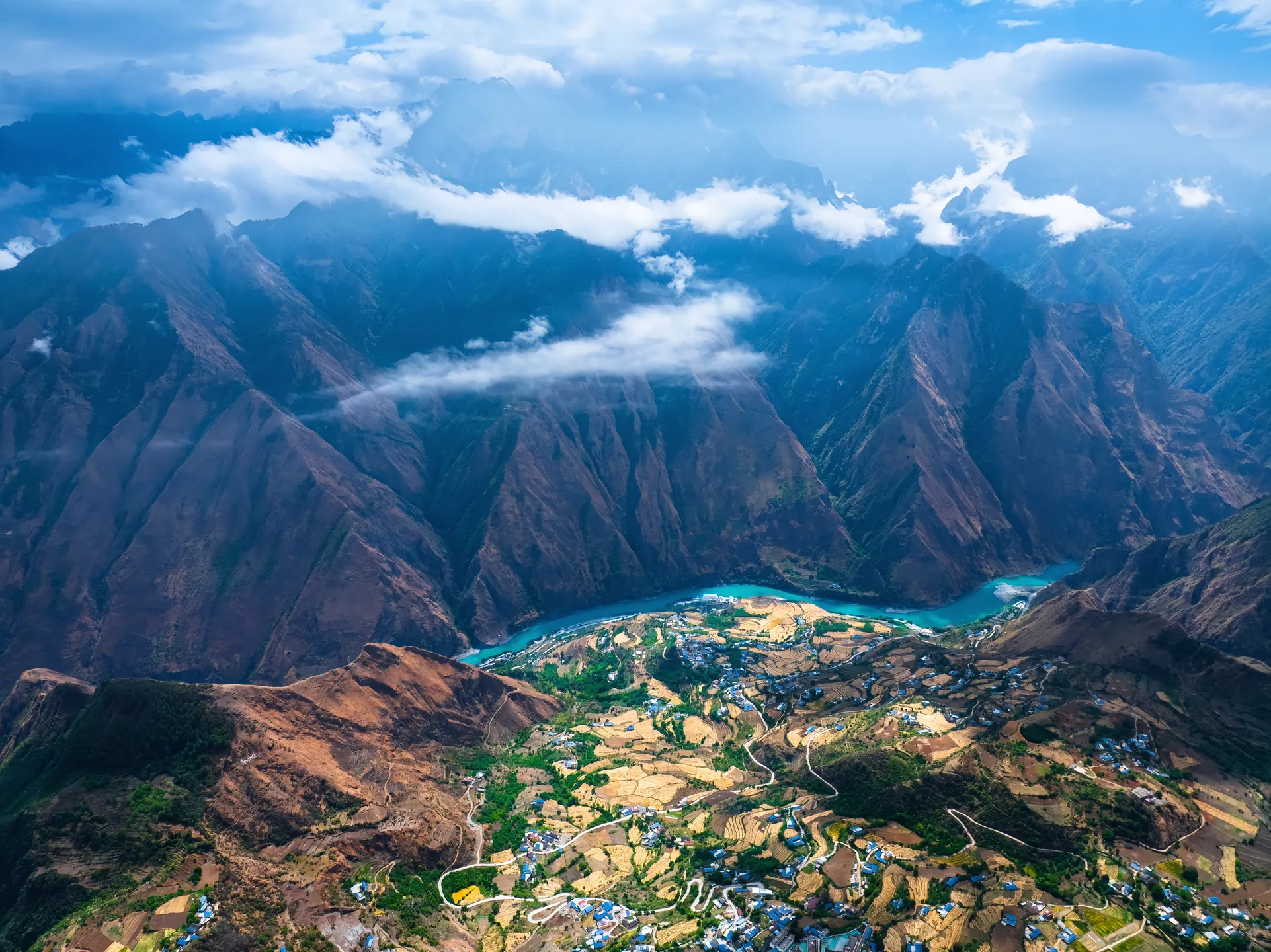 倮波,藏语称"米准",意为人户集中的地方,位于横断山脉南麓,雅砻江西岸