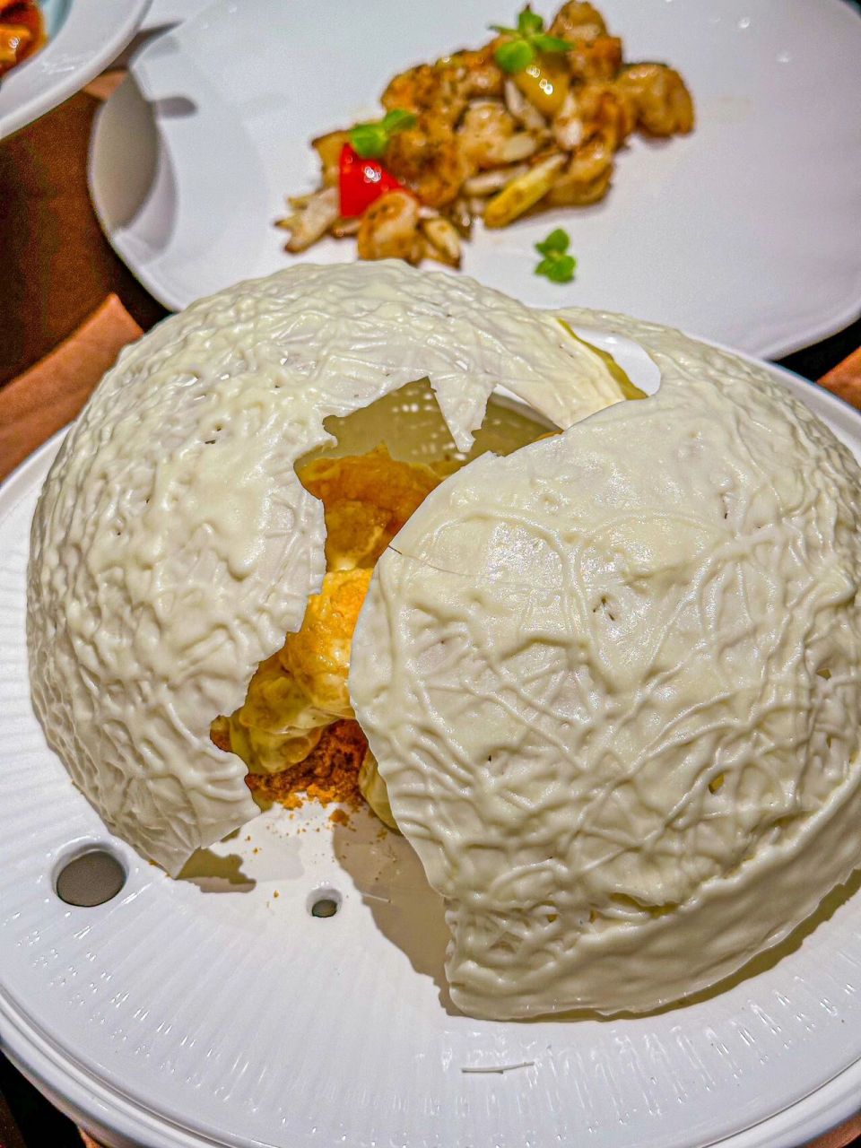 白色恋人虾球 表面是巧克力95 鹅肝做成了红宝石 环境也不戳