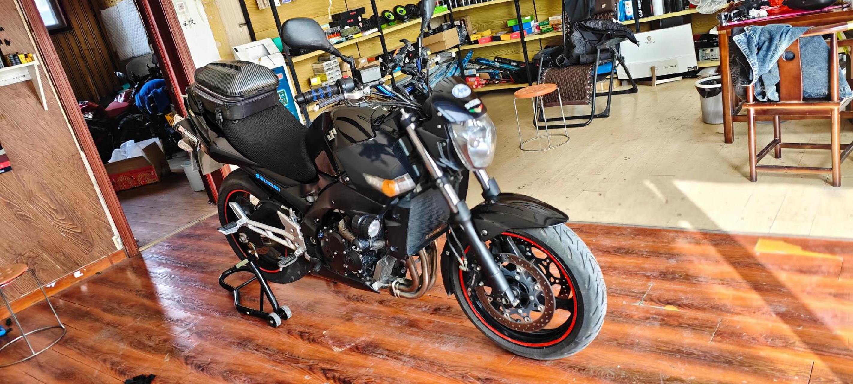 出铃木bk400,gsr400,行星400.四缸电喷400排量,16000转速.